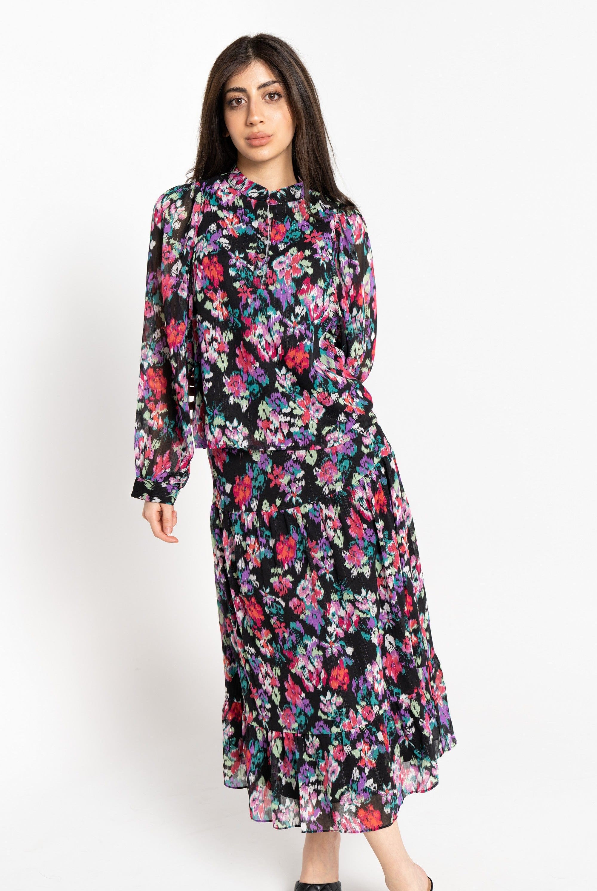 نتشي بلوزة وسيعة بأكمام طوية مشجرة