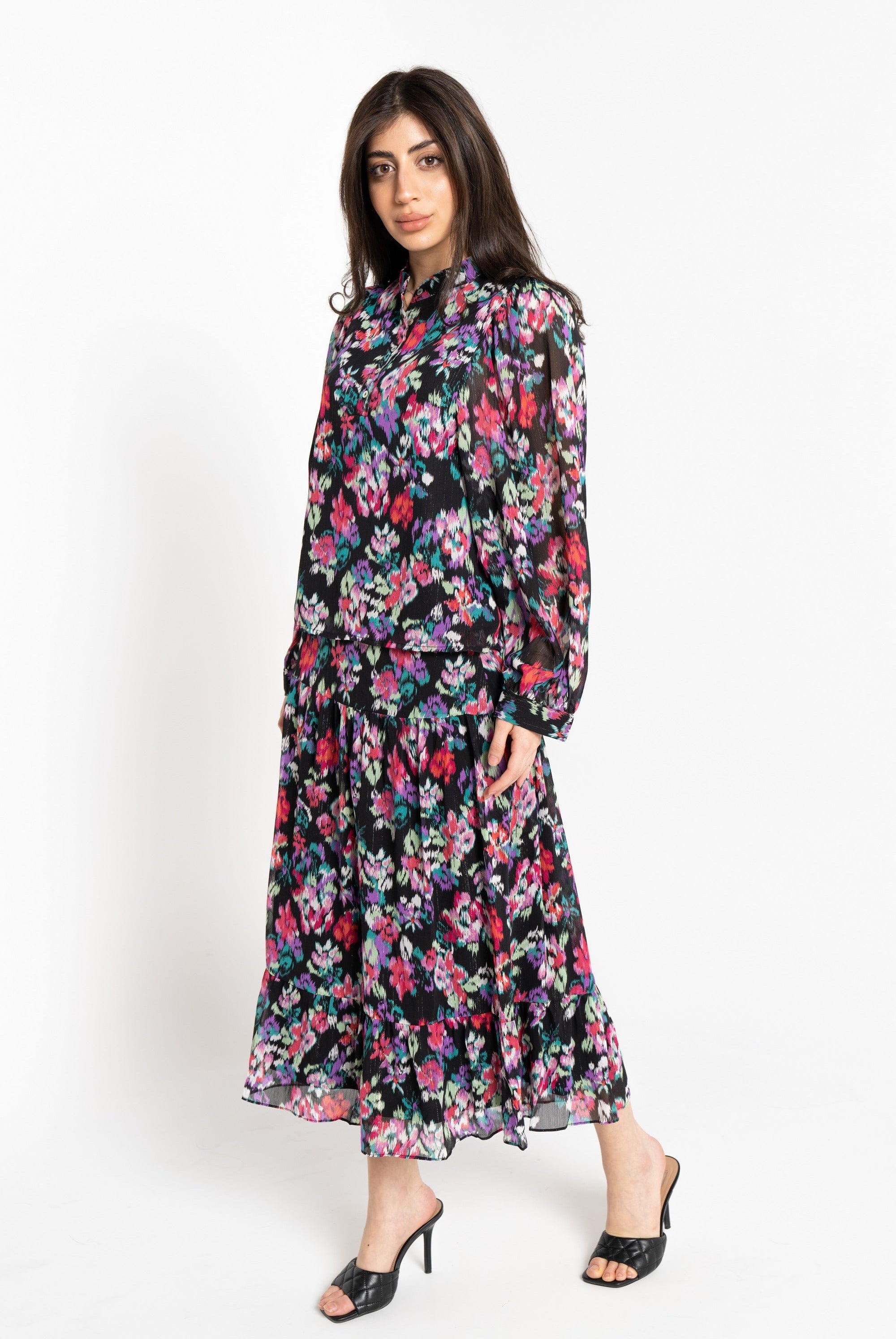 نتشي بلوزة وسيعة بأكمام طوية مشجرة