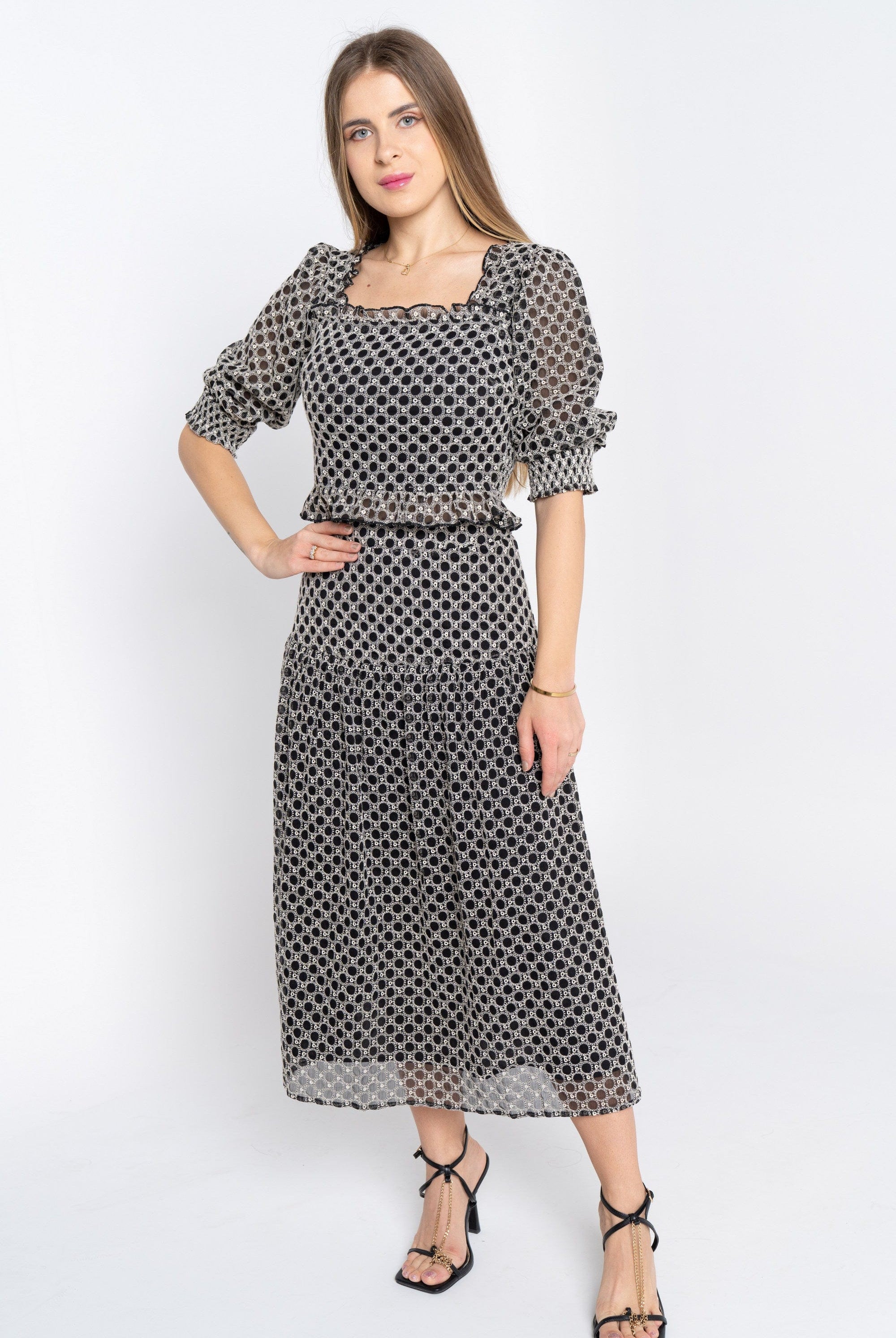 نتشي توب نص بطن بياقة مربعة نص كم بف نسائي