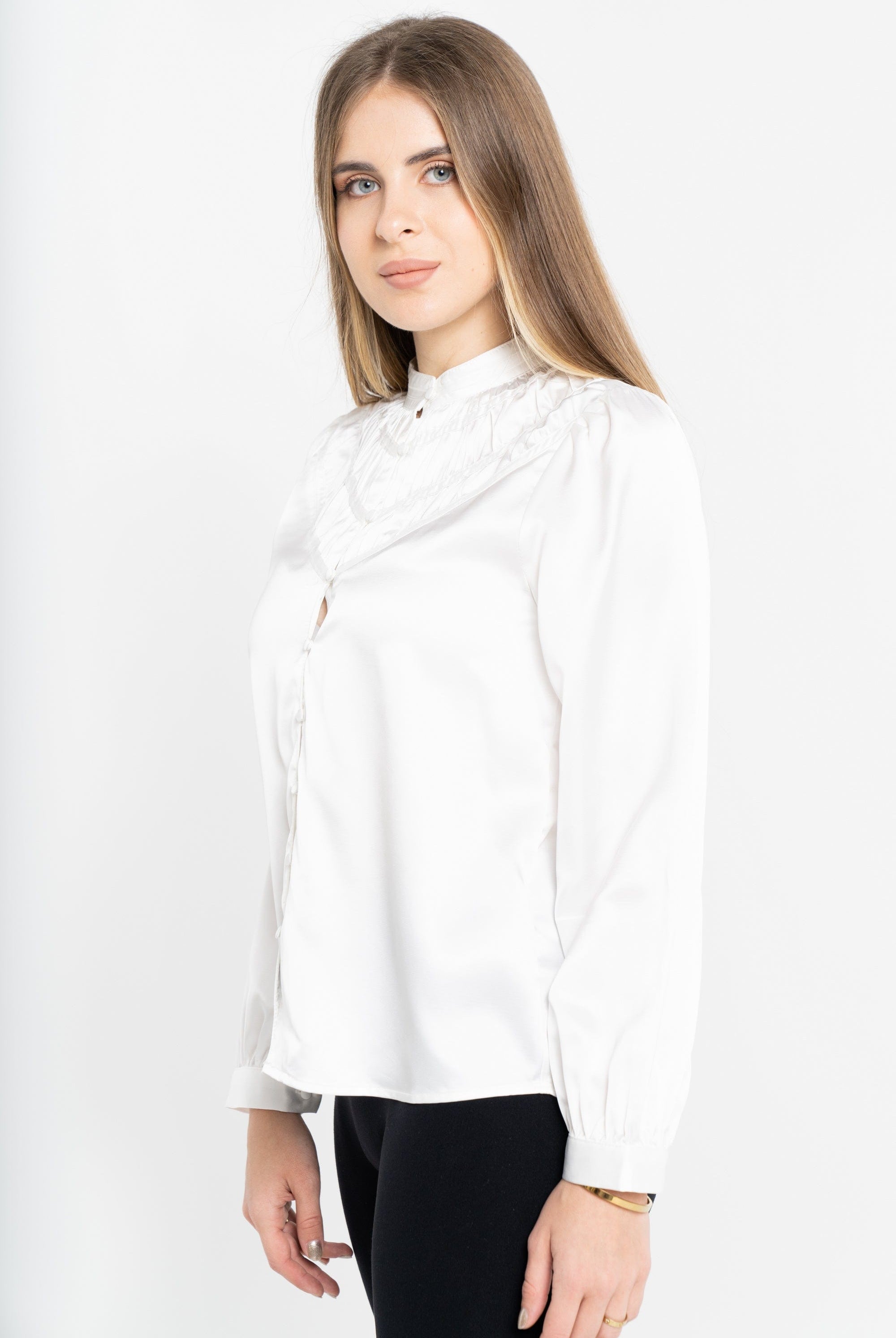 نتشي بلوزة سادة بأكمام طويلة وأزرار أمامية