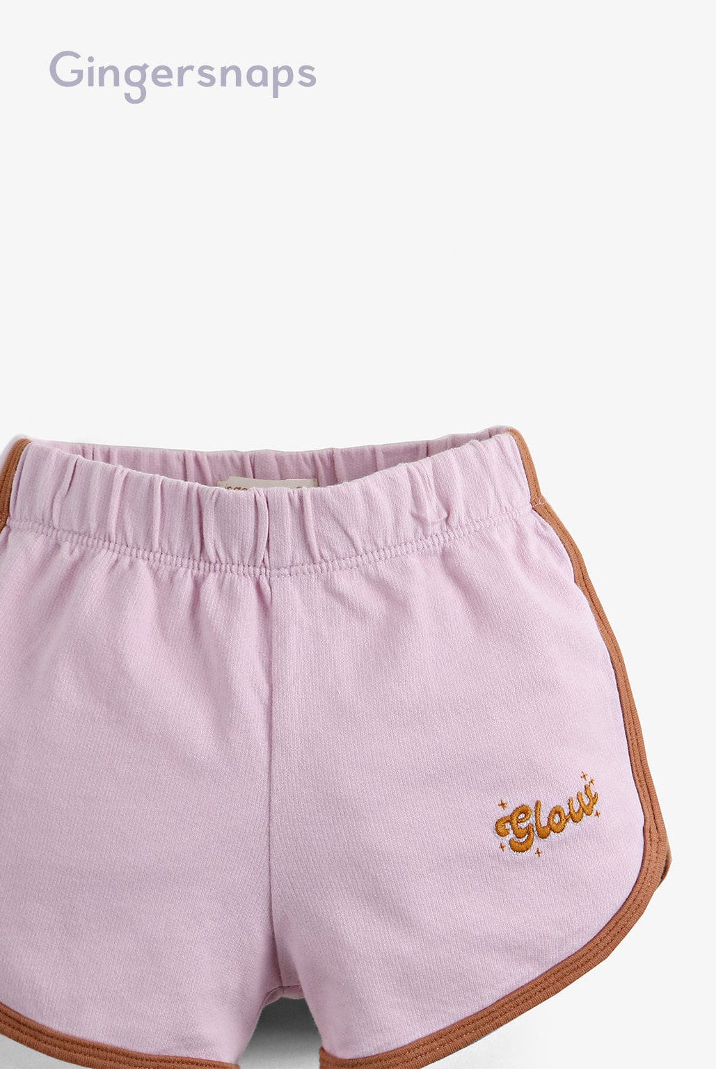 جينجرسنابس شورت بناتي سادة بخطوط جانبية وبادج بنفسجي