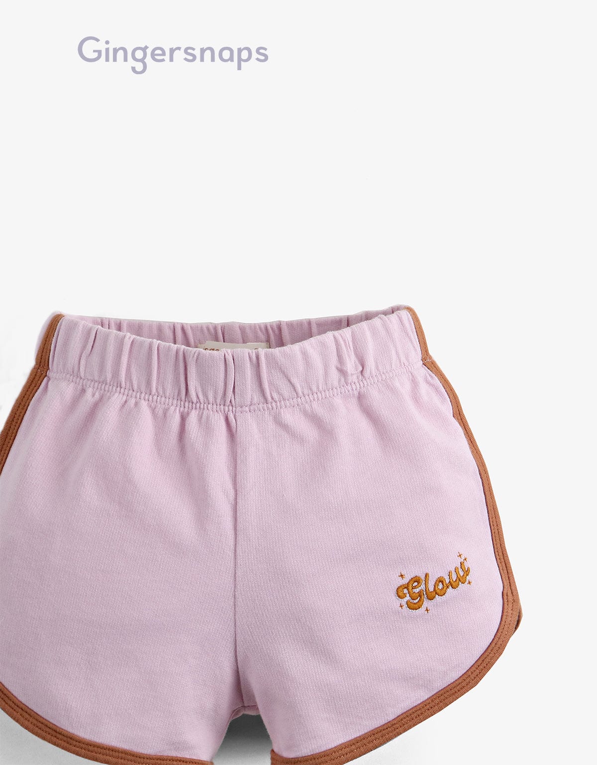 جينجرسنابس شورت بناتي سادة بخطوط جانبية وبادج بنفسجي