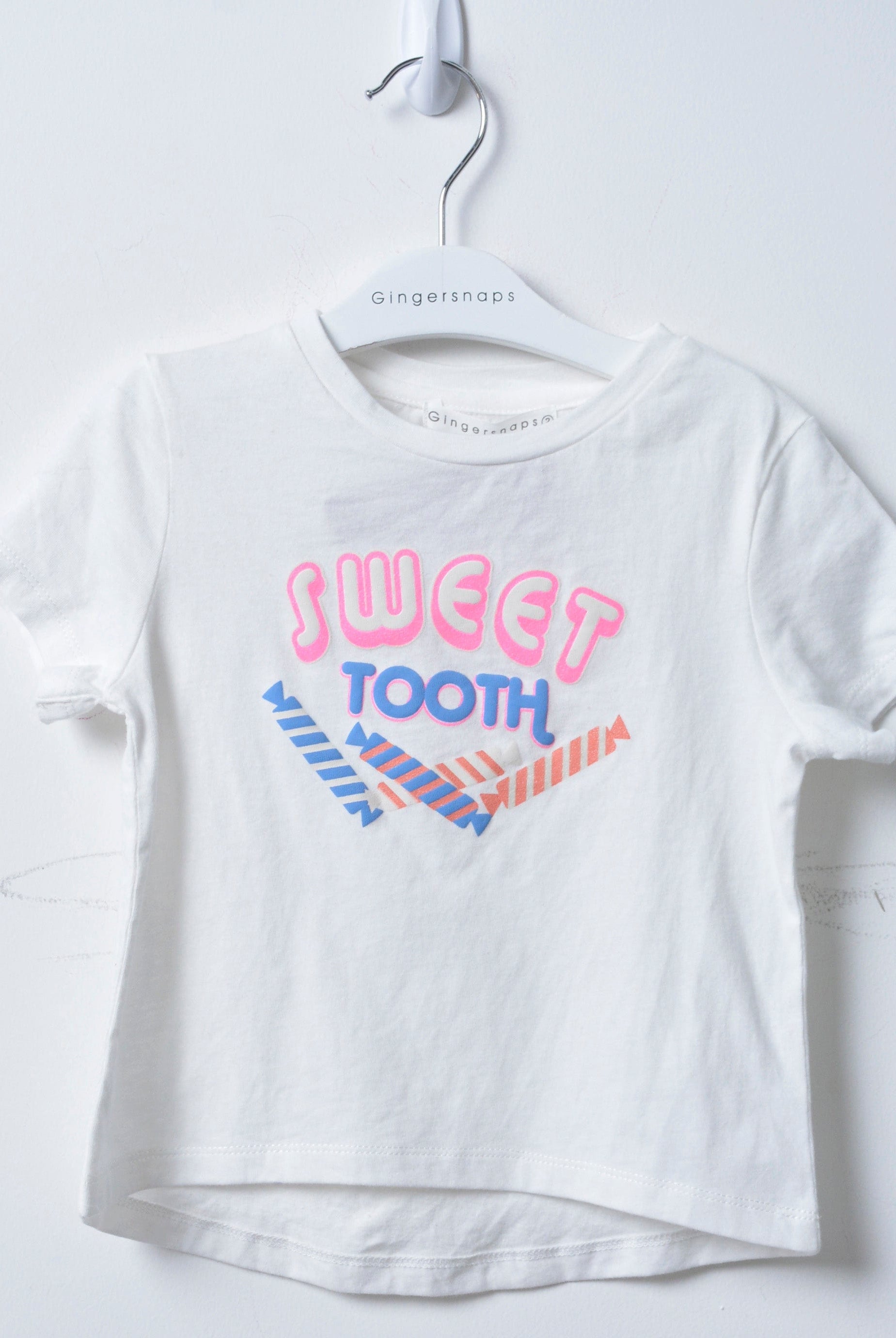 جينجرسنابس بلوزة بطابعة على الصدر كم قصير بناتي أوف وايت