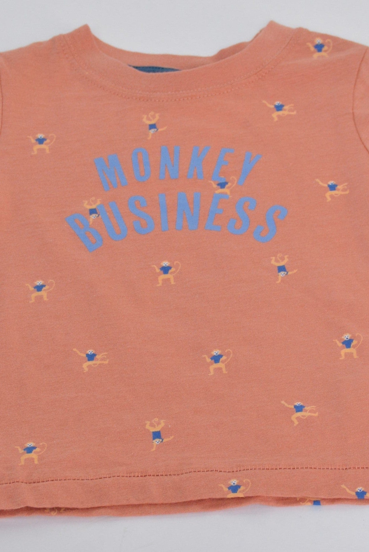 جينجرسنابس تيشيرت أسود بطبعة أمامية نص كم قرمزي