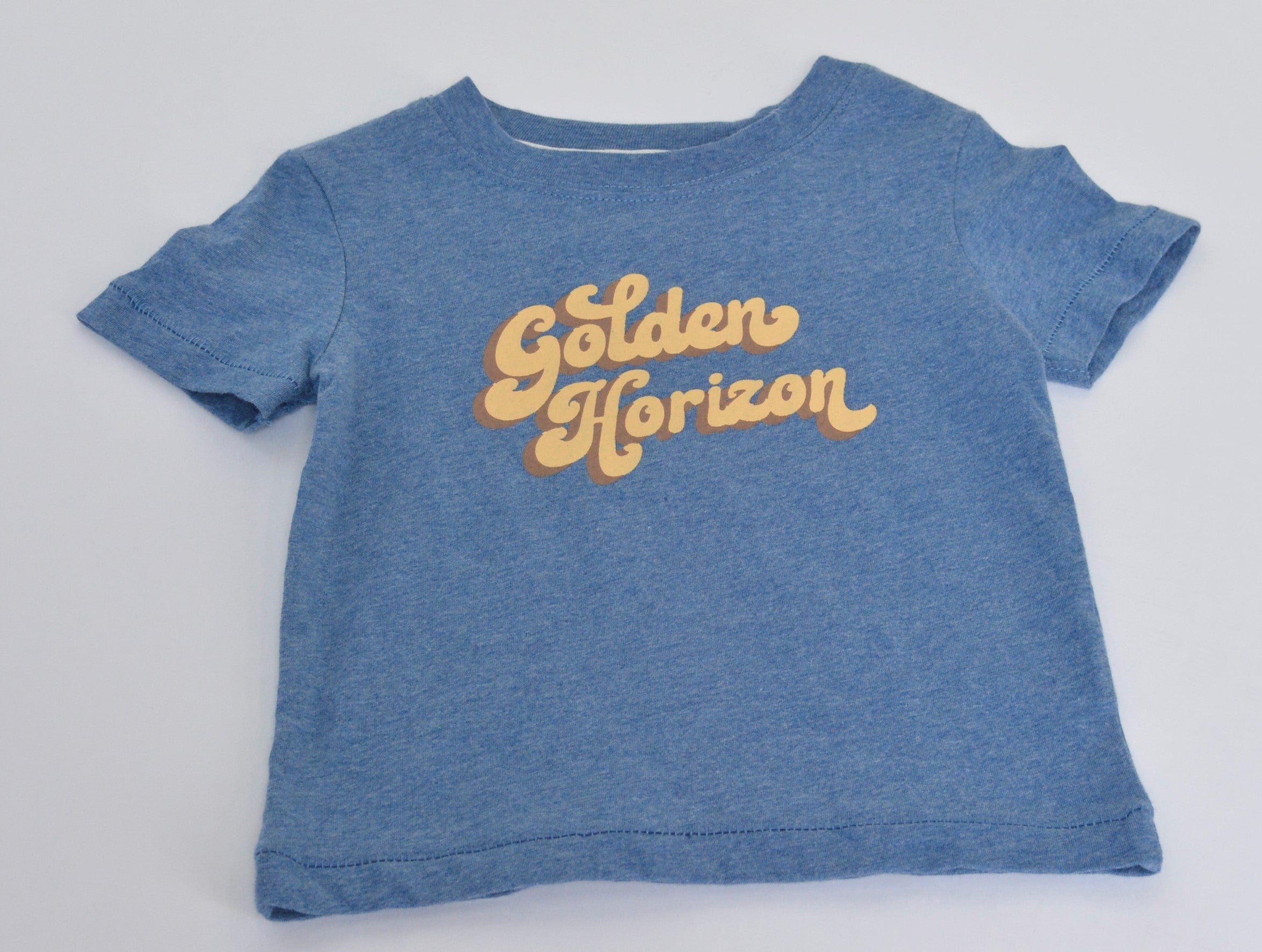 جينجرسنابس تيشيرت نص كم بطبعة أمامية أولادي أزرق جينز