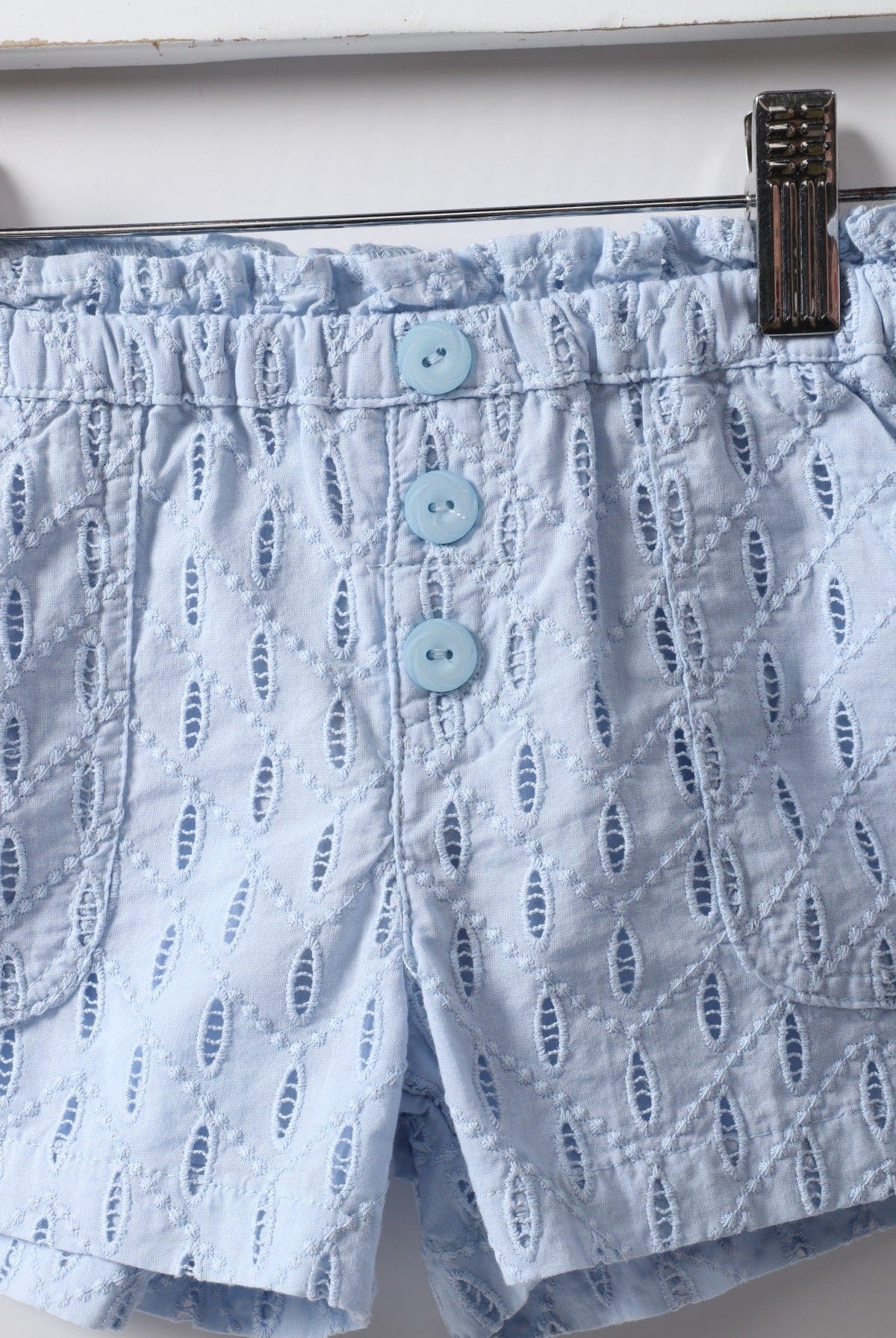 جينجرسنابس شورت مخرم مزين بأزرار أمامية أزرق فاتح