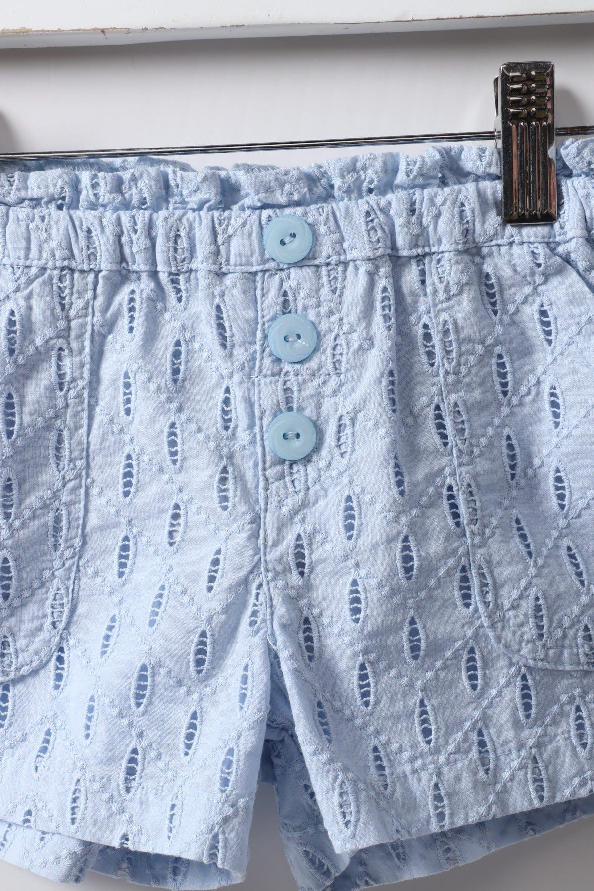 جينجرسنابس شورت مخرم مزين بأزرار أمامية أزرق فاتح