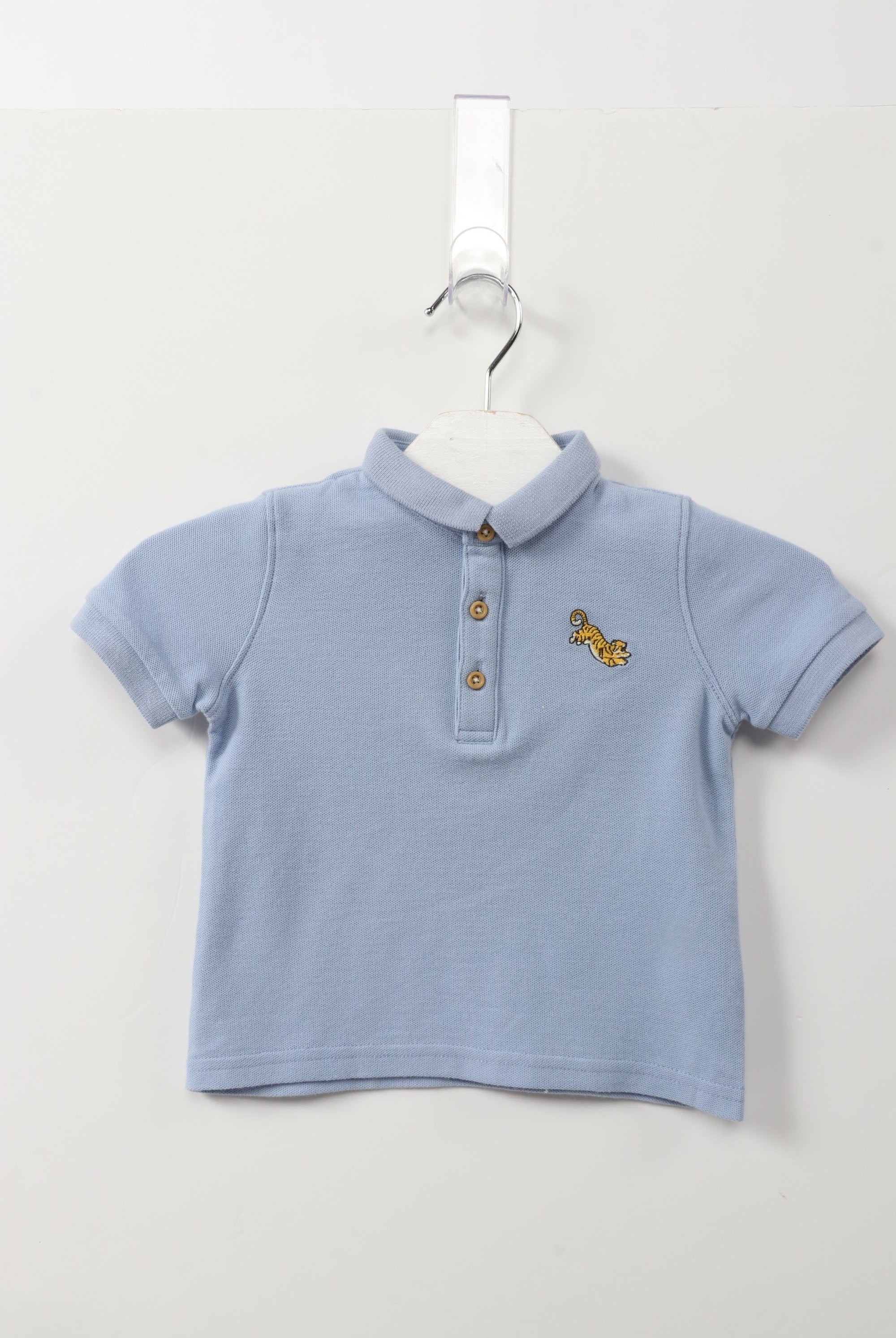 جينجرسنابس تيشيرت بولو أولادي سادة بنقشة تايجر علي الصدر أزرق