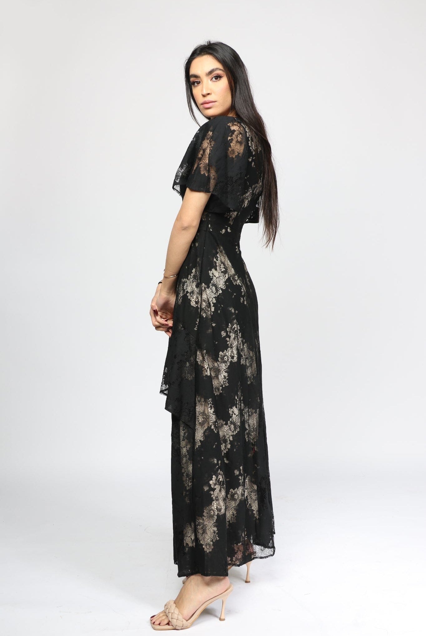 نتشي فستان ماكسي بأكمام فراشة طبقات مشجر