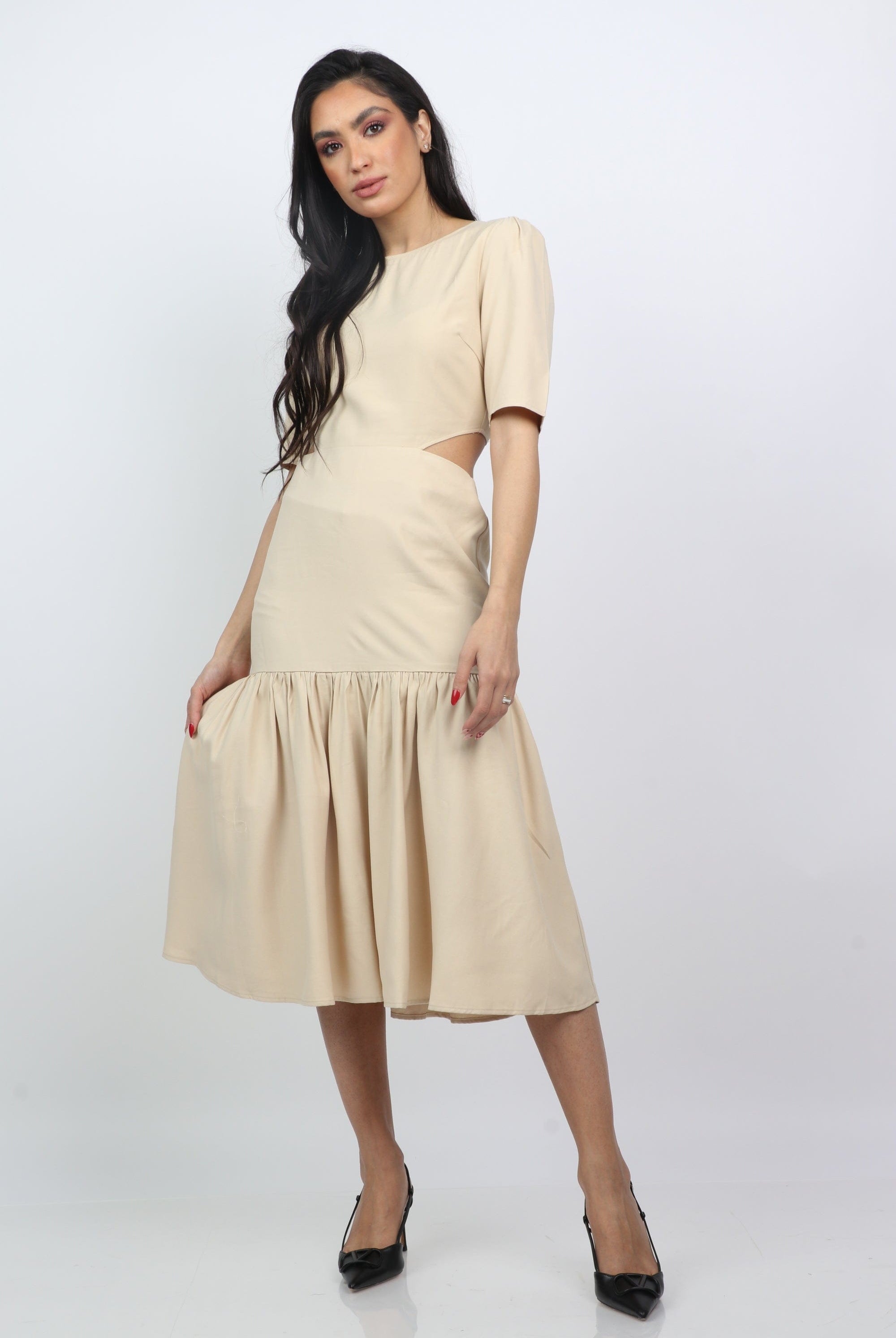 نتشي فستان ميدي مفتوح من الجنب ببكم قصير