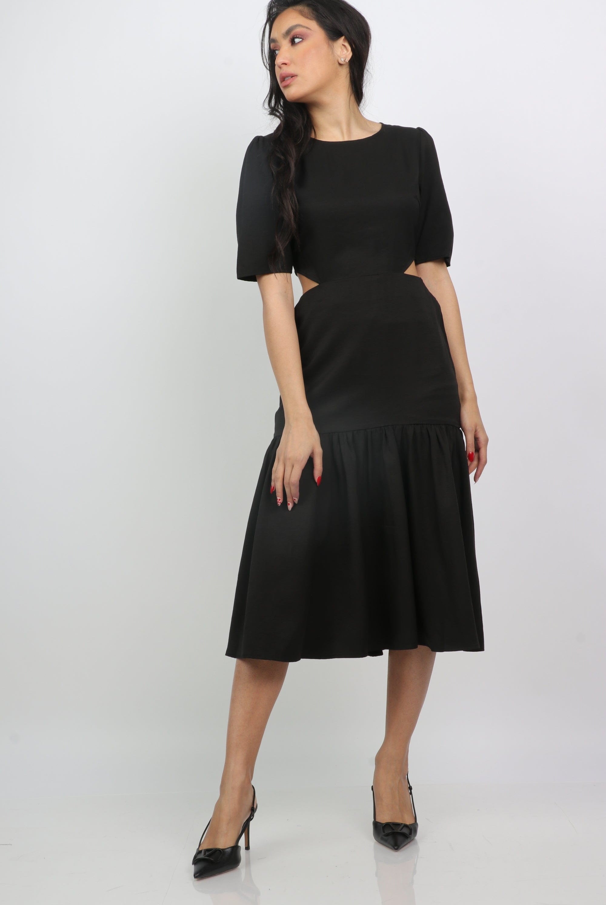 نتشي فستان ميدي مفتوح من الجنب ببكم قصير