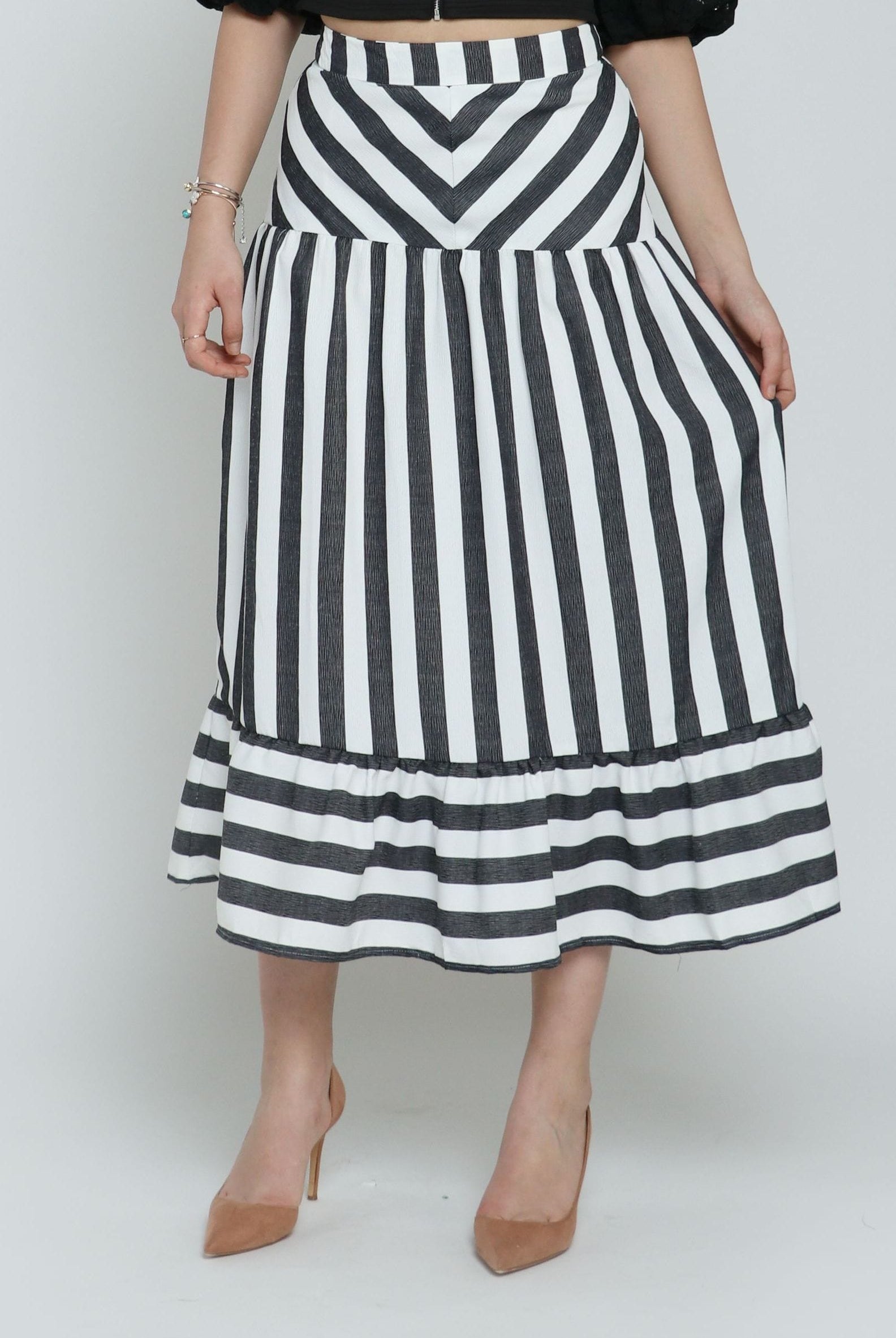 نتشي تنورة ميدي مخططة بكلوش من الأسفل