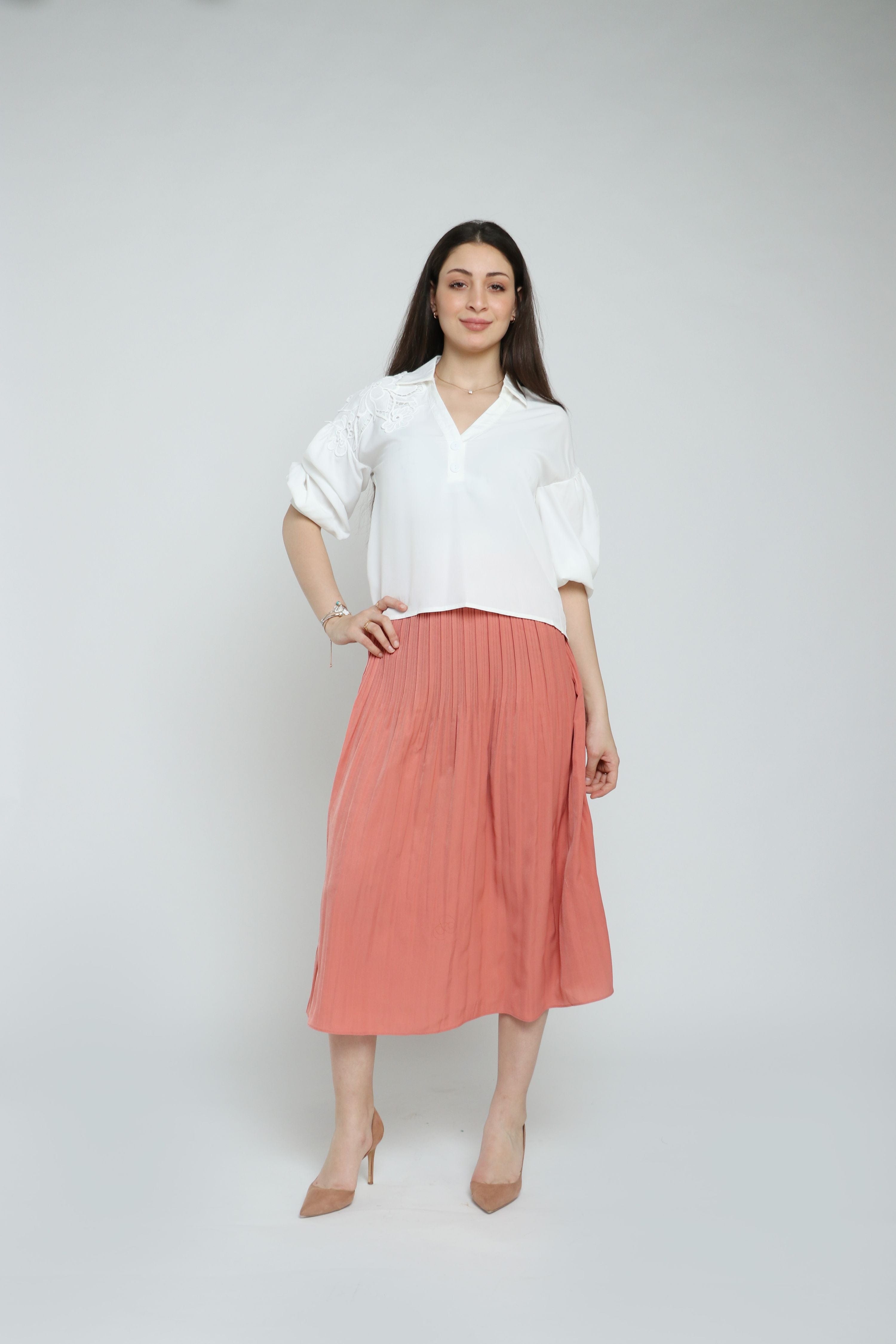 نتشي بلوزة سادة بأزرار نص كم بف نسائي