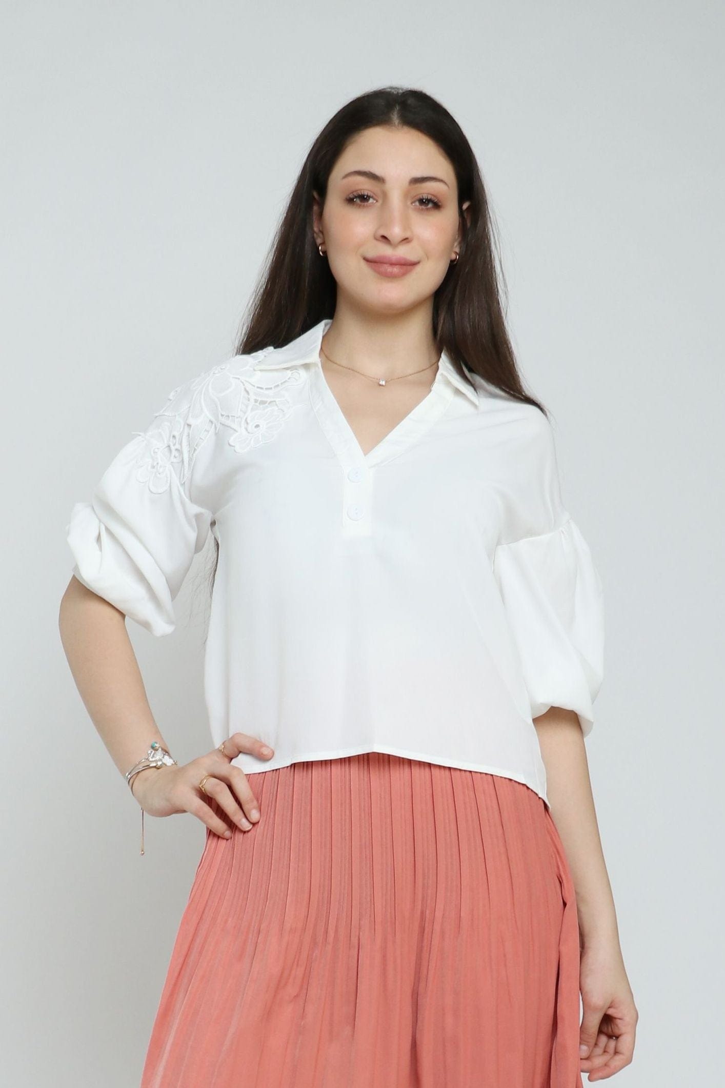 نتشي بلوزة سادة بأزرار نص كم بف نسائي