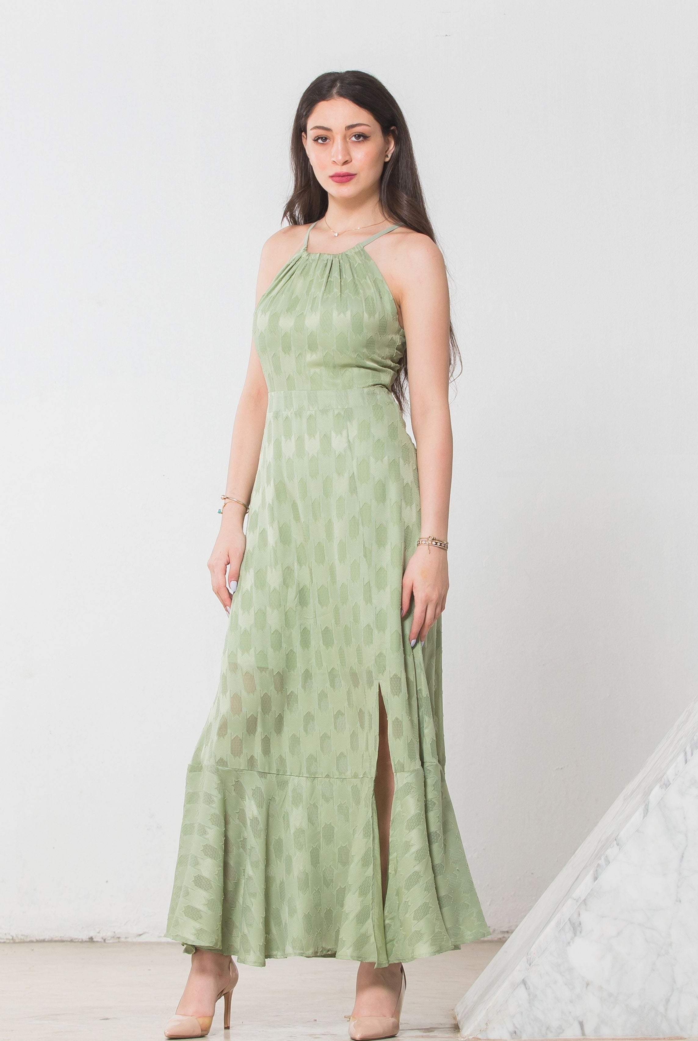 نتشي فستان طويل مفتوح من الفخذ بحزام بحمالات