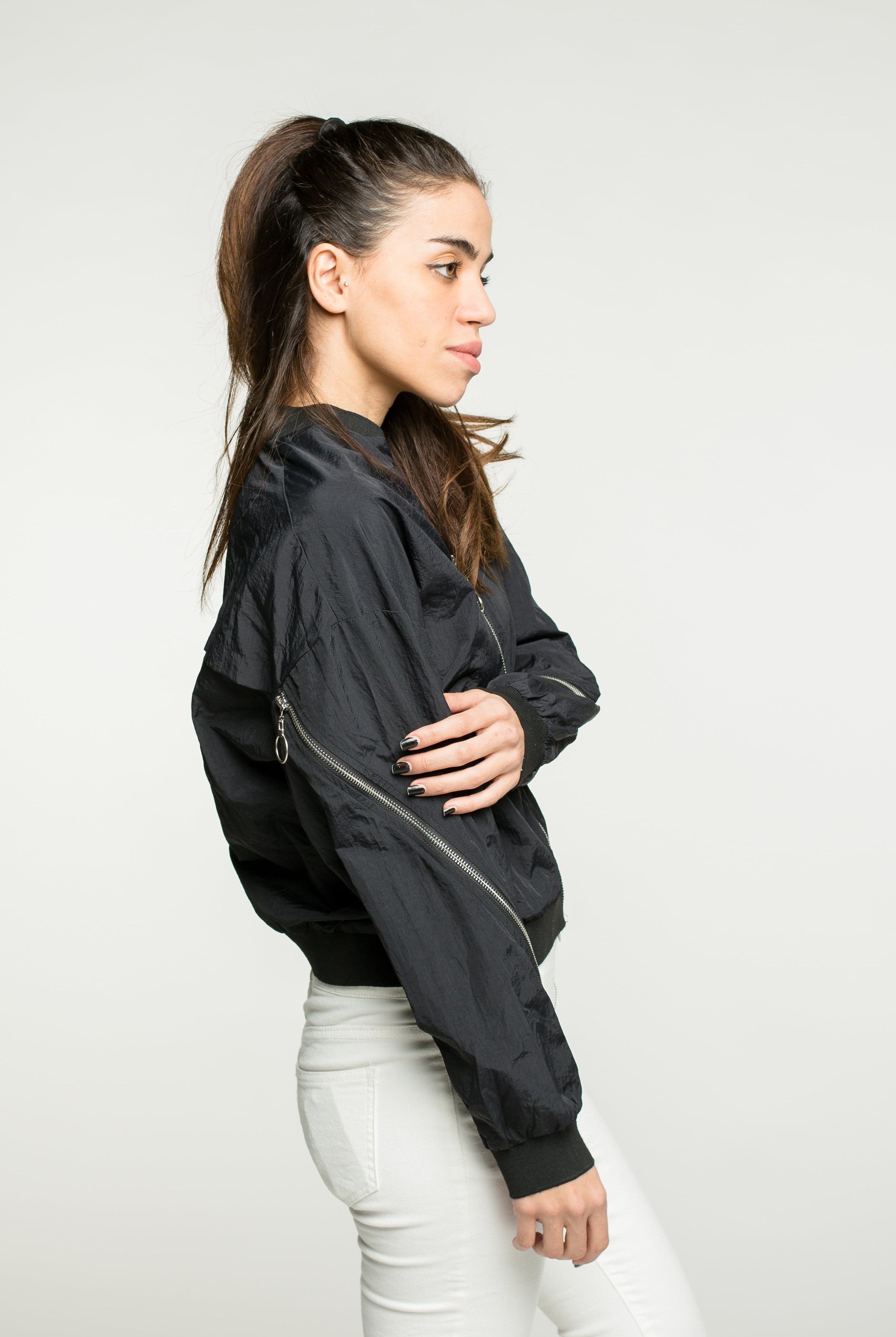 كيتشن جاكيت بكم طويل سادة بخط أبيض نسائي