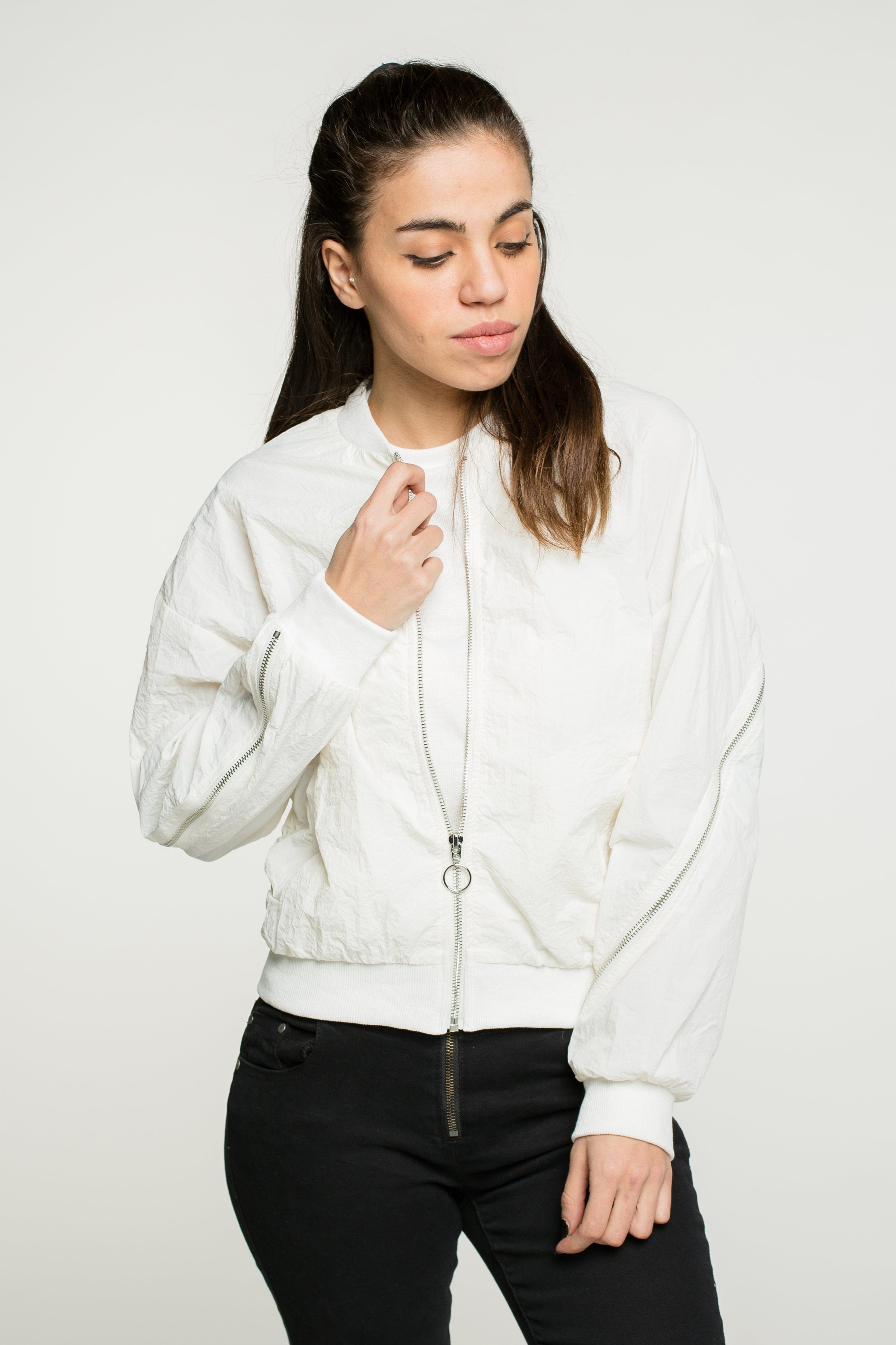 كيتشن جاكيت بكم طويل سادة بخط أبيض نسائي