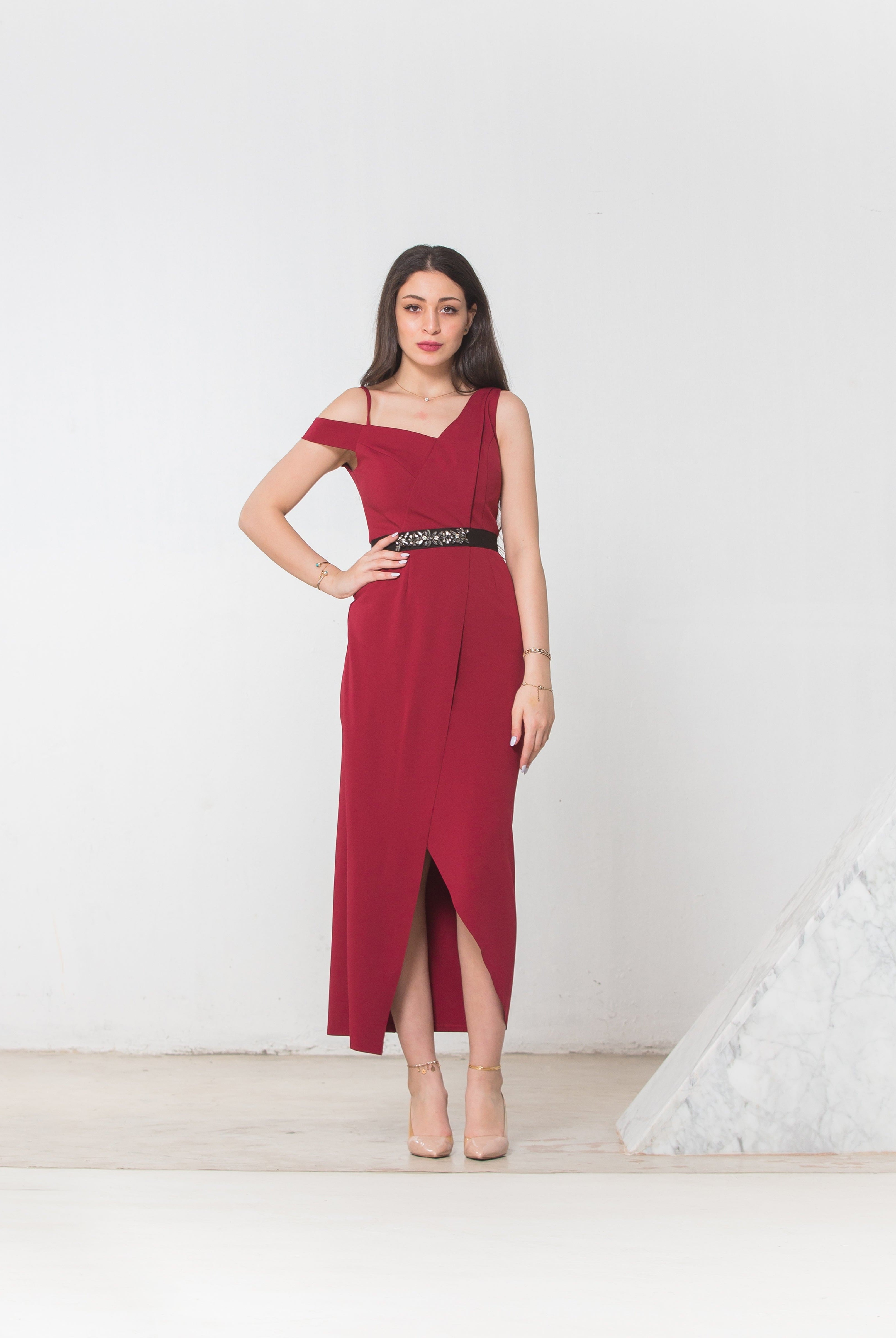 نتشي فستان ميدي كتف وكتف بحزام