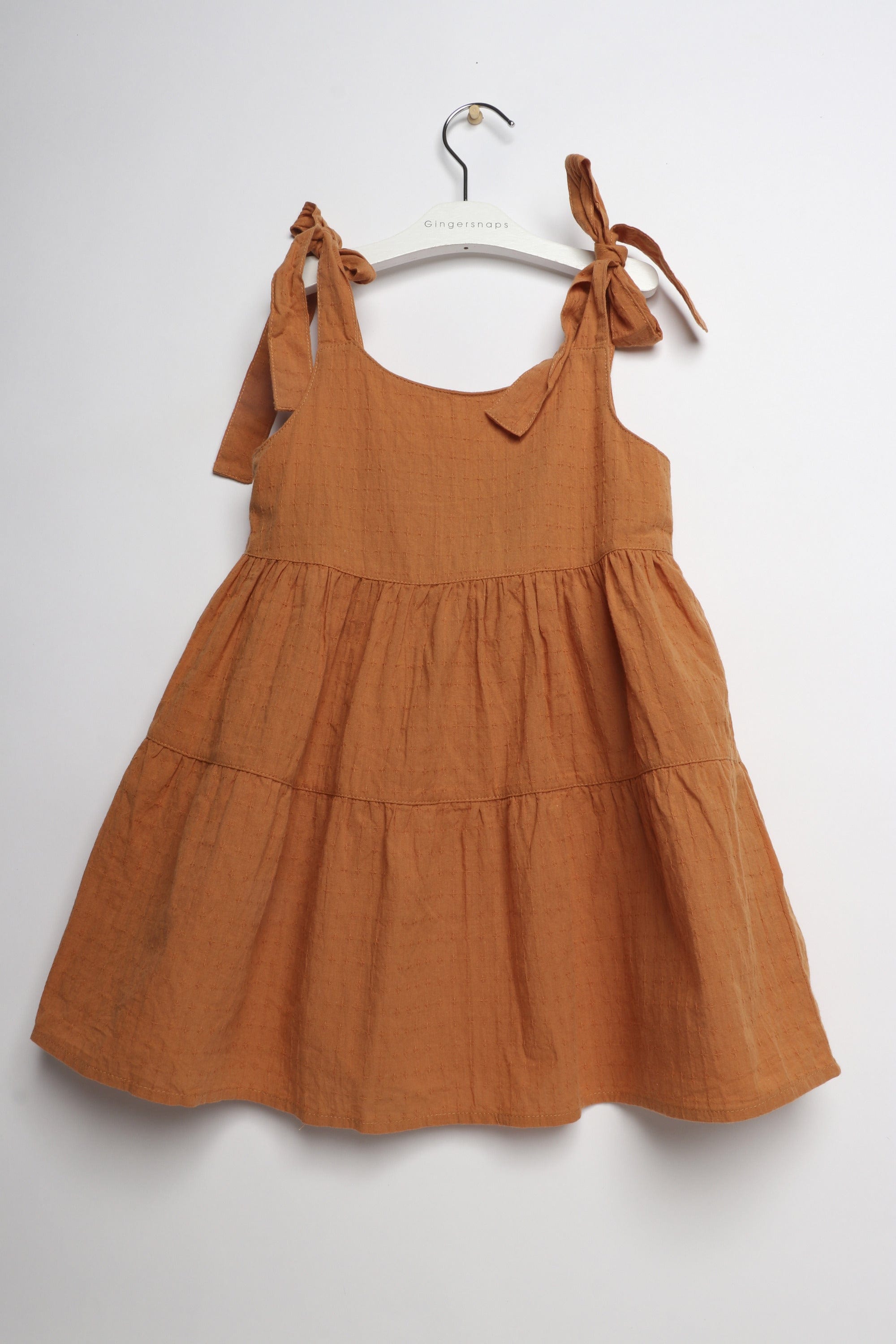 جينجرسنابس فستان بناتي سادة حمالات رباط أصفر بني