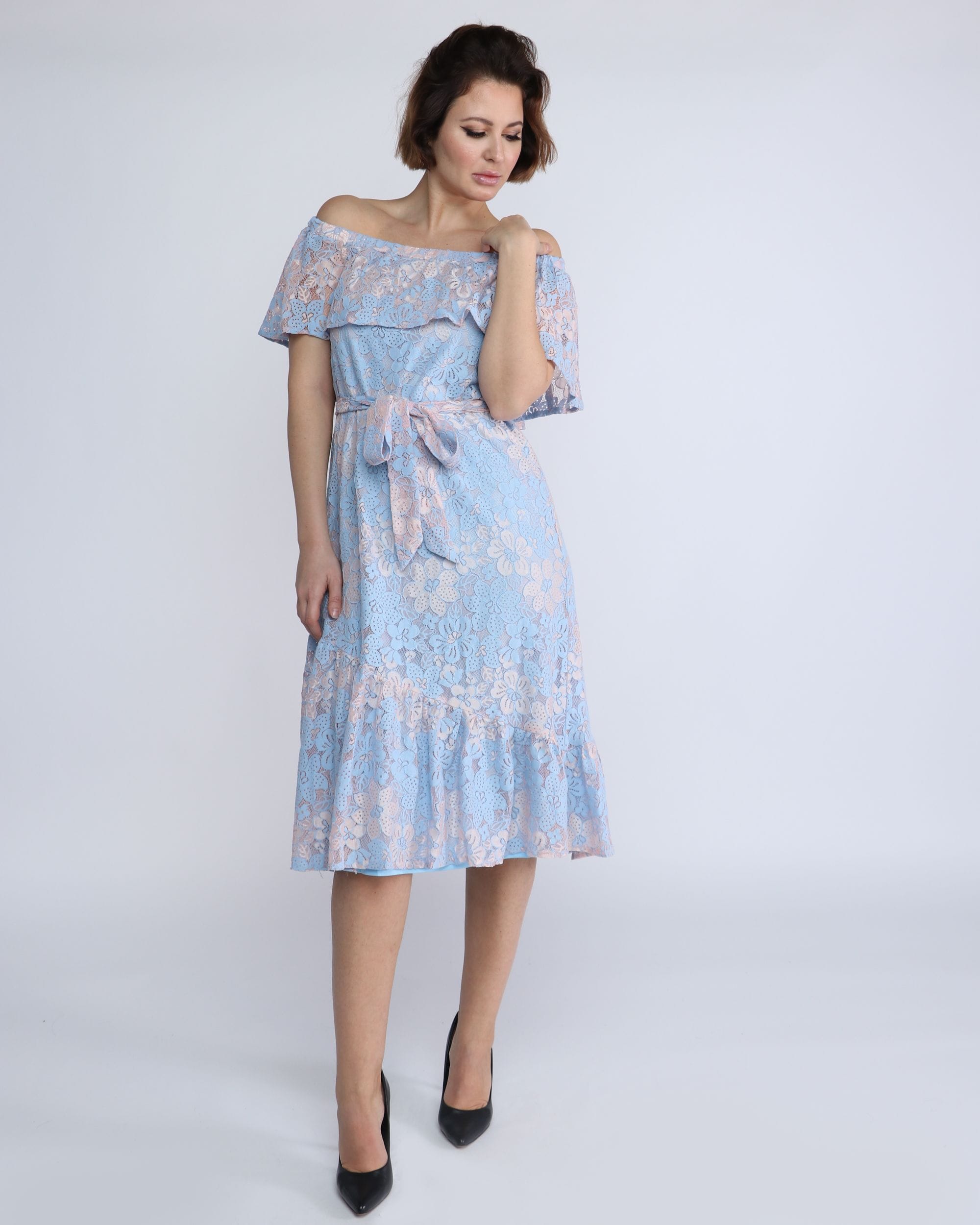 نتشي فستان ميدي دانتيل مفتوح من الكتف بفيونكة خصر بكم قصير