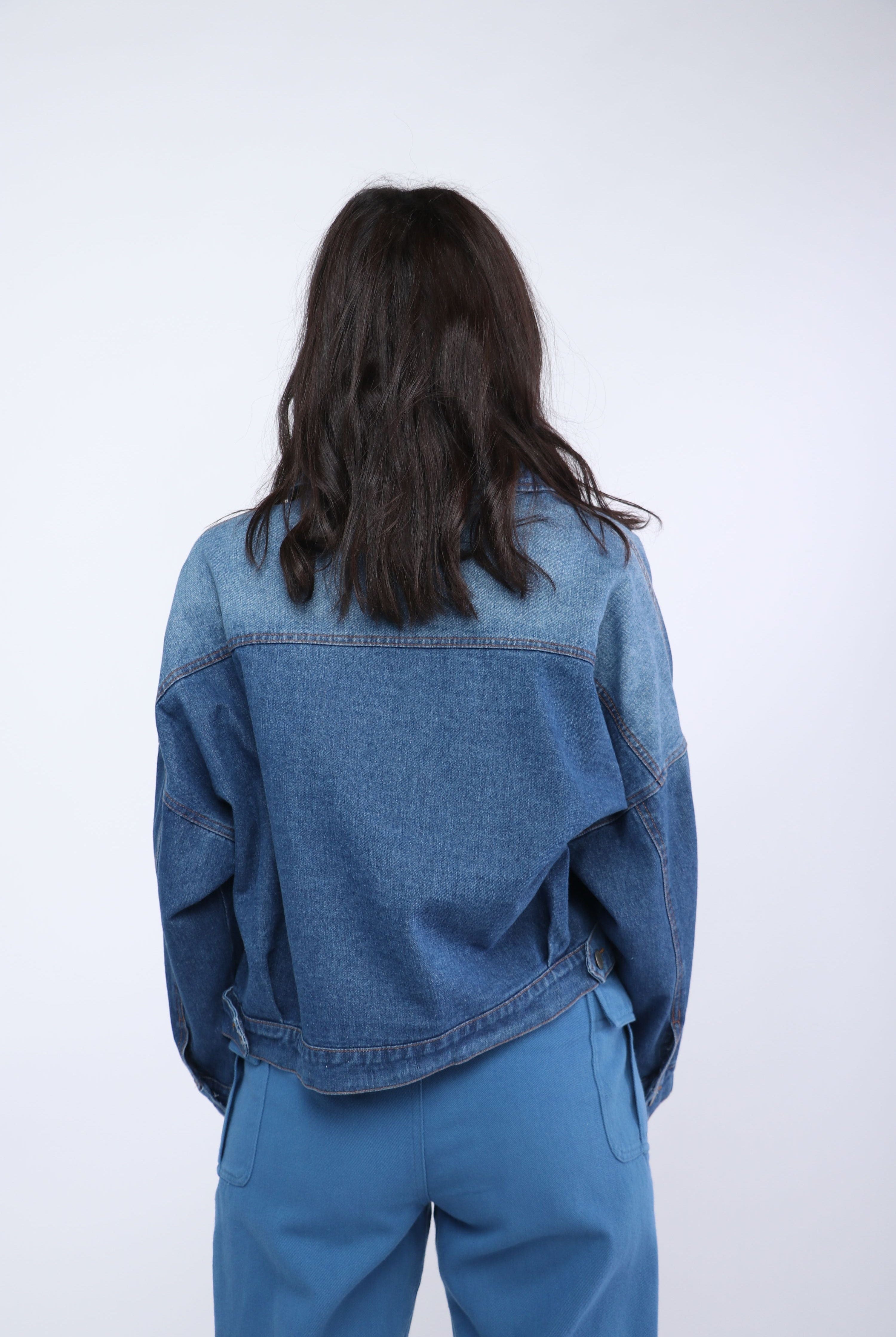 كيتشن جاكيت جينز واسع بأزرار أمامية معدنية بجيوب وياقة كم طويل نسائي أزرق فاتح