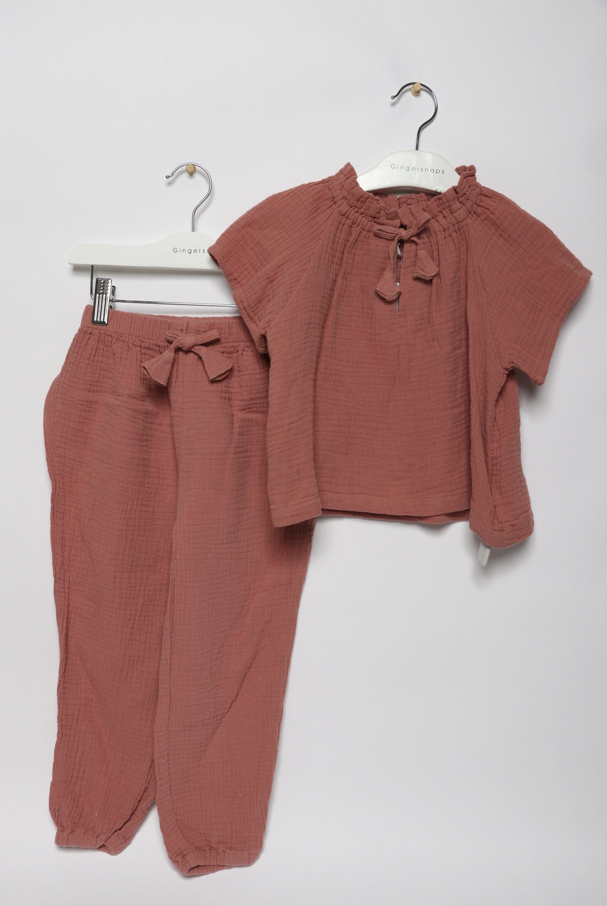 جينجرسنابس طقم بنطلون بناتي سادة مضلع وبلوزة نص كم برباط احمر طوبي