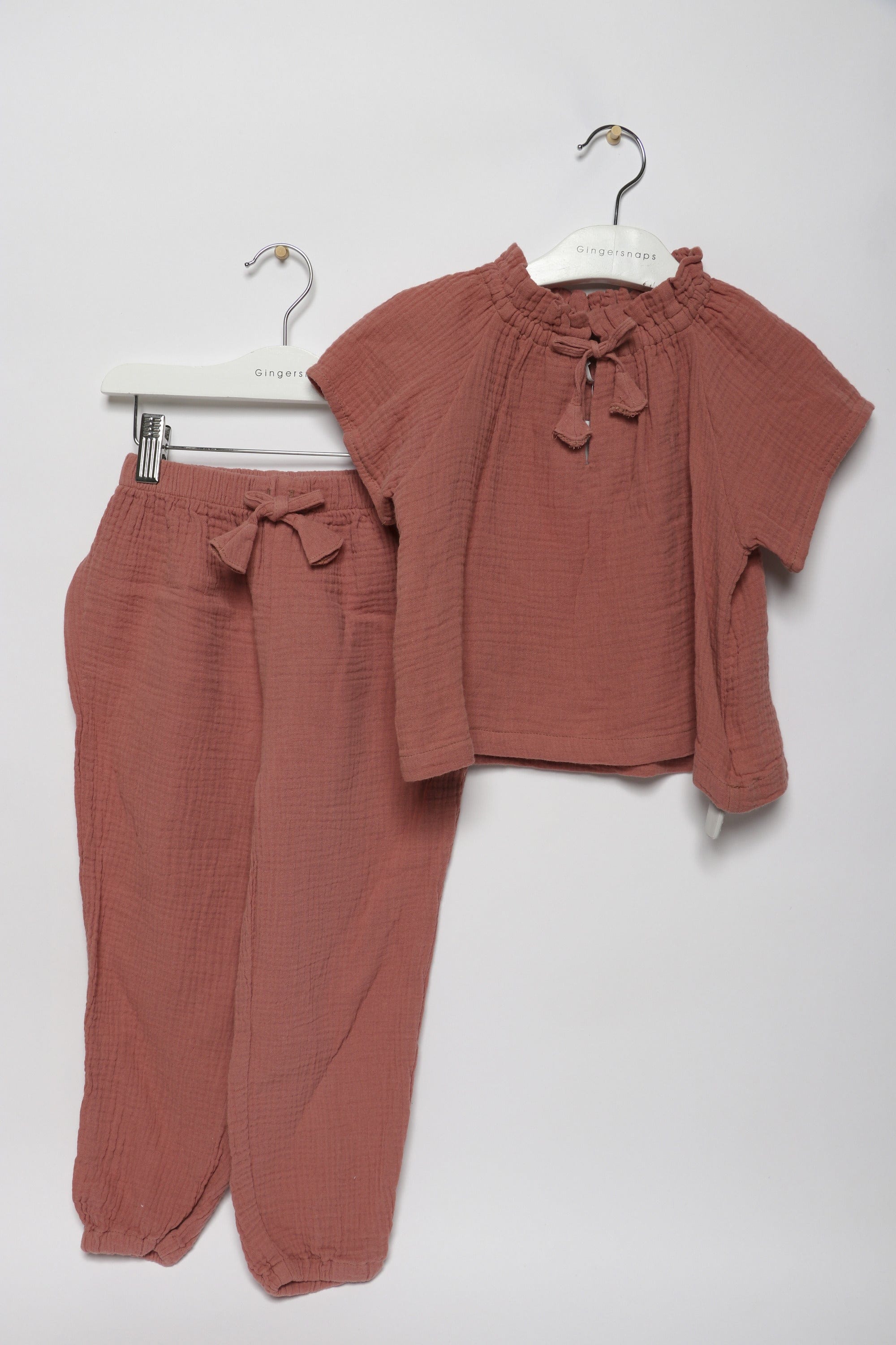 جينجرسنابس طقم بنطلون بناتي سادة مضلع وبلوزة نص كم برباط احمر طوبي