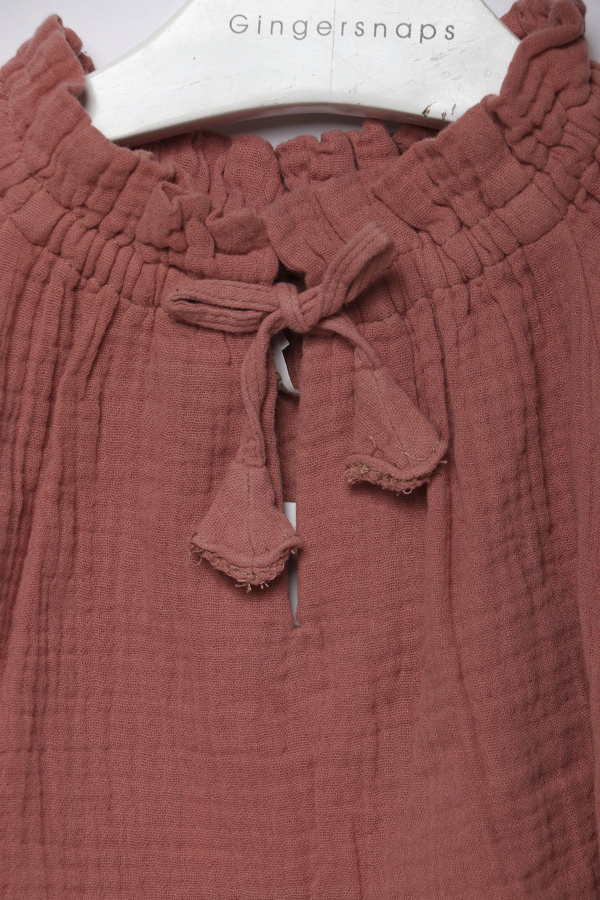 جينجرسنابس طقم بنطلون بناتي سادة مضلع وبلوزة نص كم برباط احمر طوبي