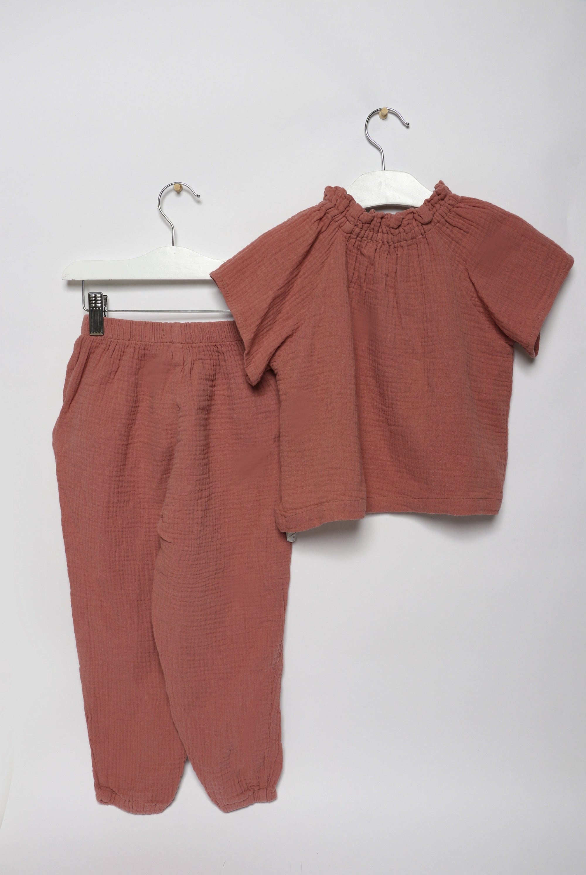 جينجرسنابس طقم بنطلون بناتي سادة مضلع وبلوزة نص كم برباط احمر طوبي