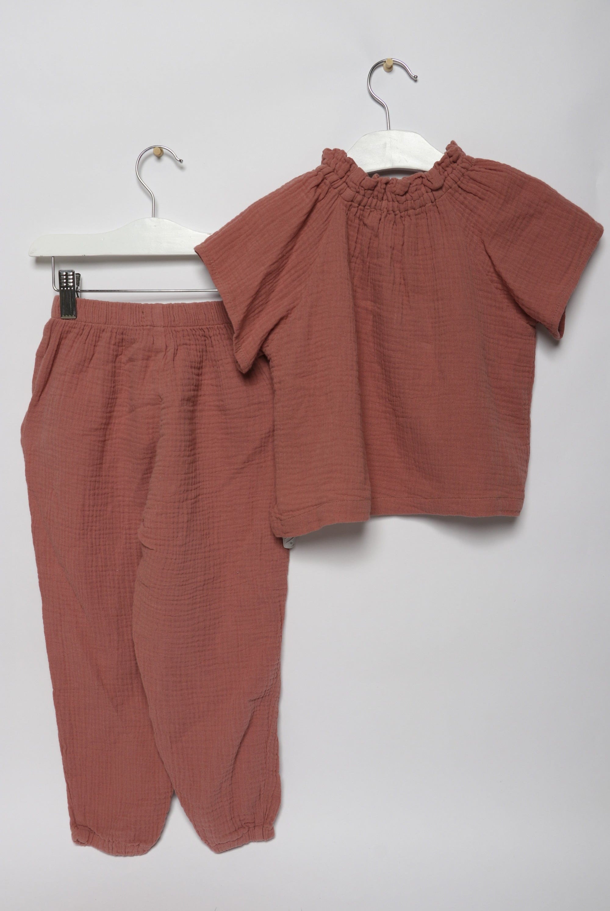 جينجرسنابس طقم بنطلون بناتي سادة مضلع وبلوزة نص كم برباط احمر طوبي