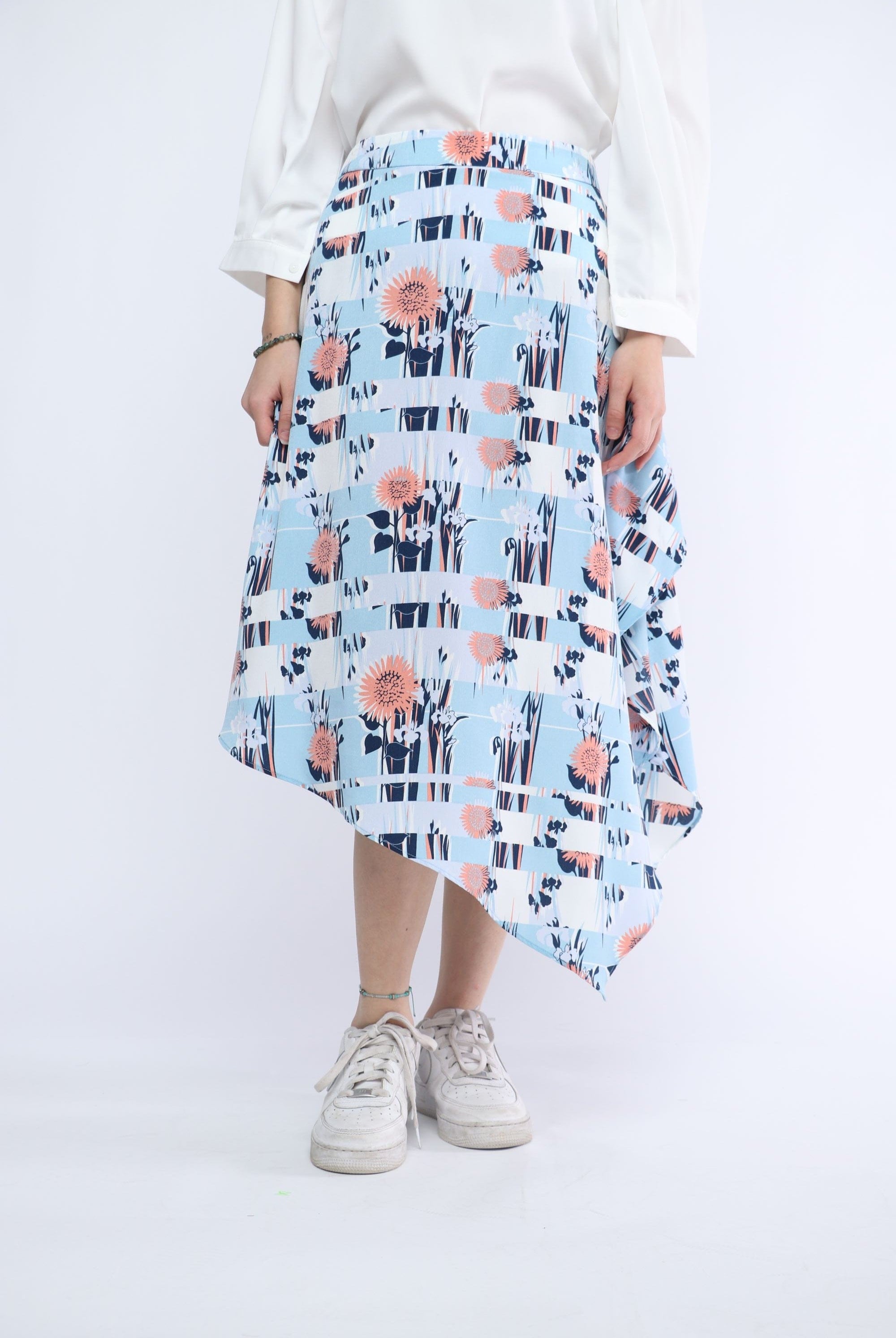 ميكا تنورة ميدي بتصميم قصة متعرجة