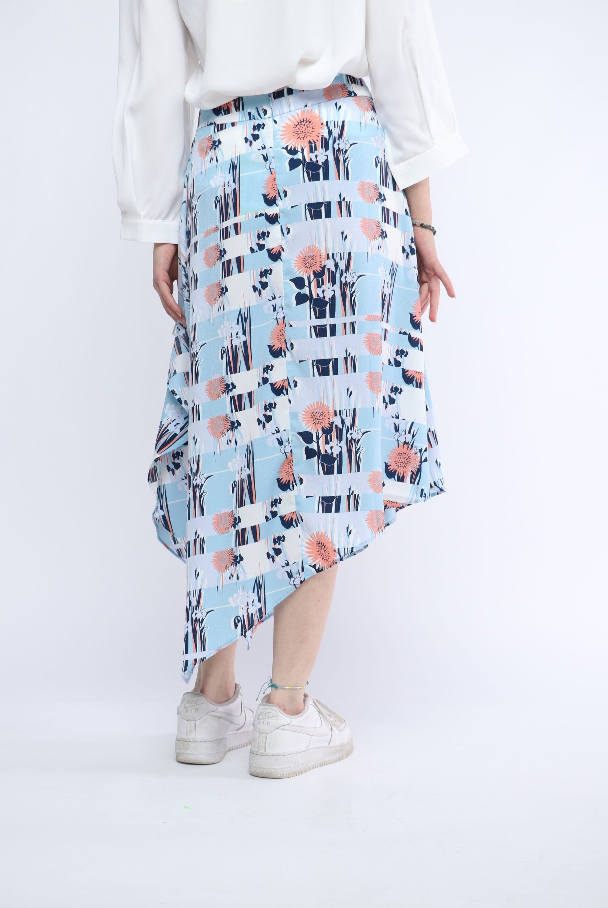 ميكا تنورة ميدي بتصميم قصة متعرجة