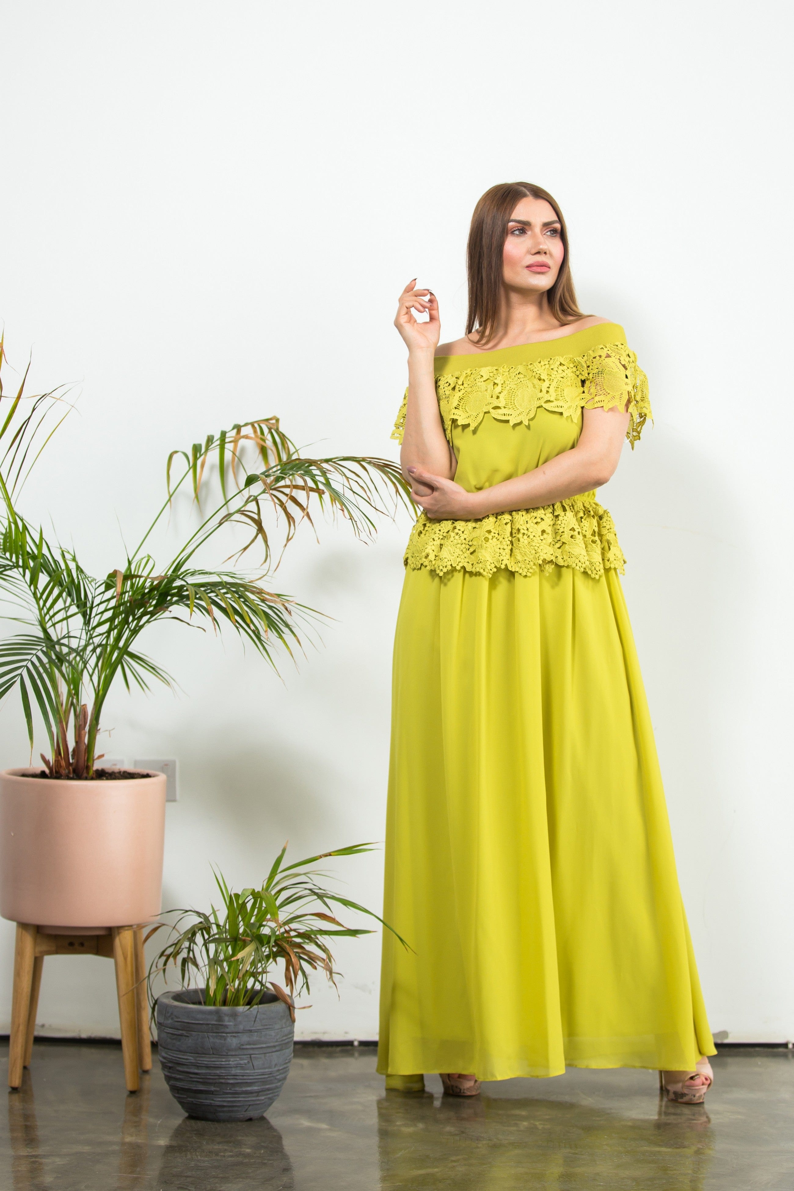 نتشي فستان ماكسي سادة واسع من أسفل مزين بدانتيل بأكمام قصيرة