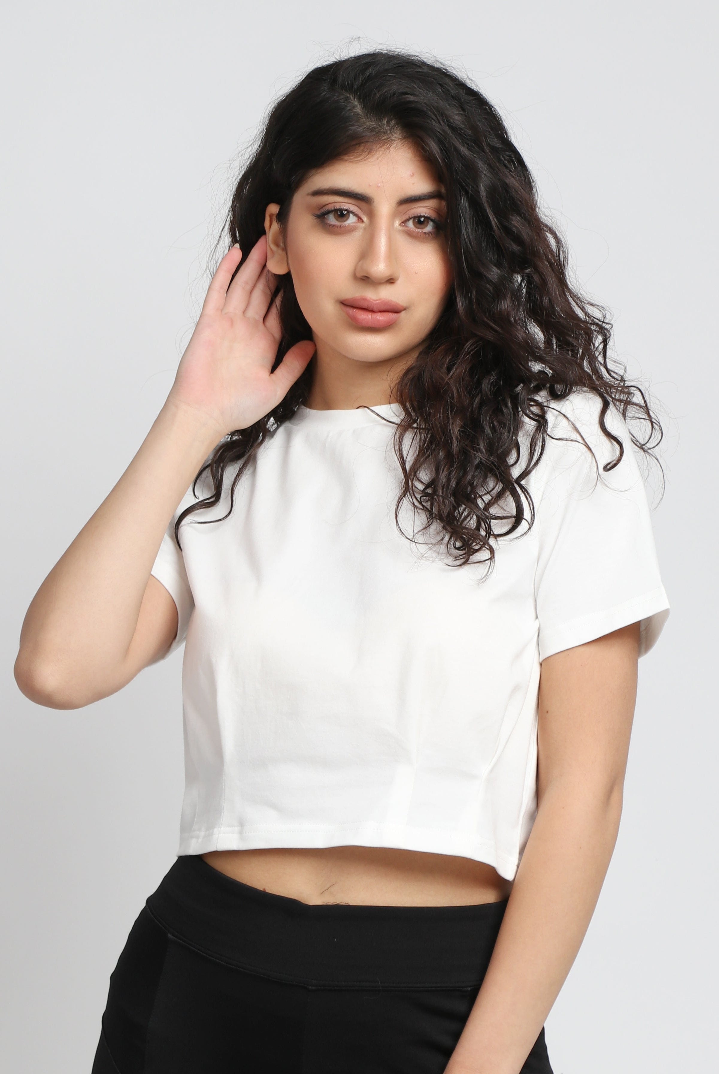 ميكا بلوزة بأكمام قصيرة سادة بياقة دائرية وأزرار على الصدر