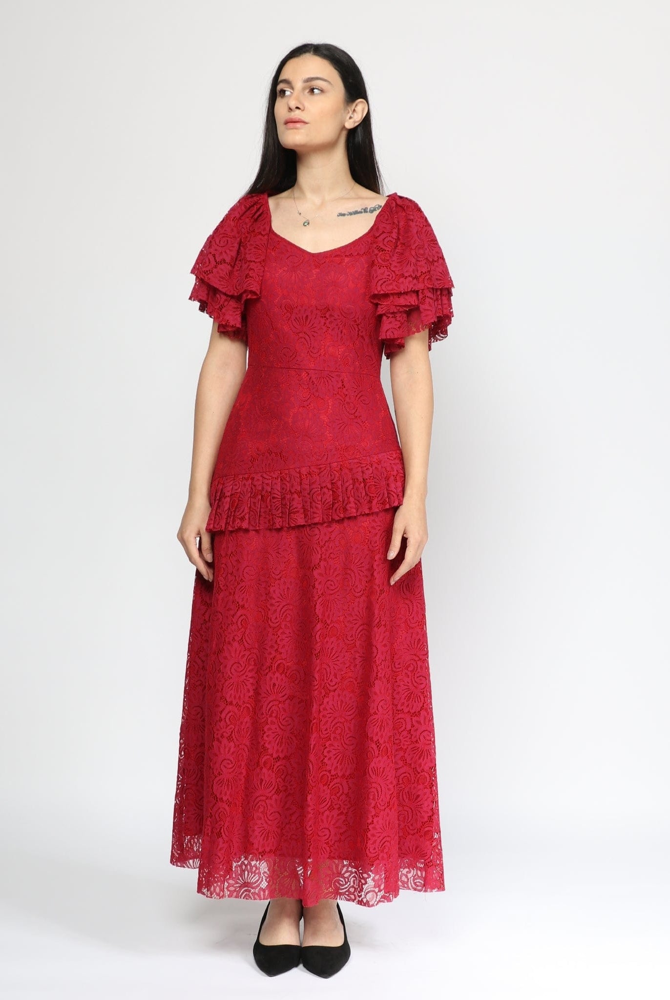 نتشي فستان رسمي طويل بكم فراشة مزين بدانتيل