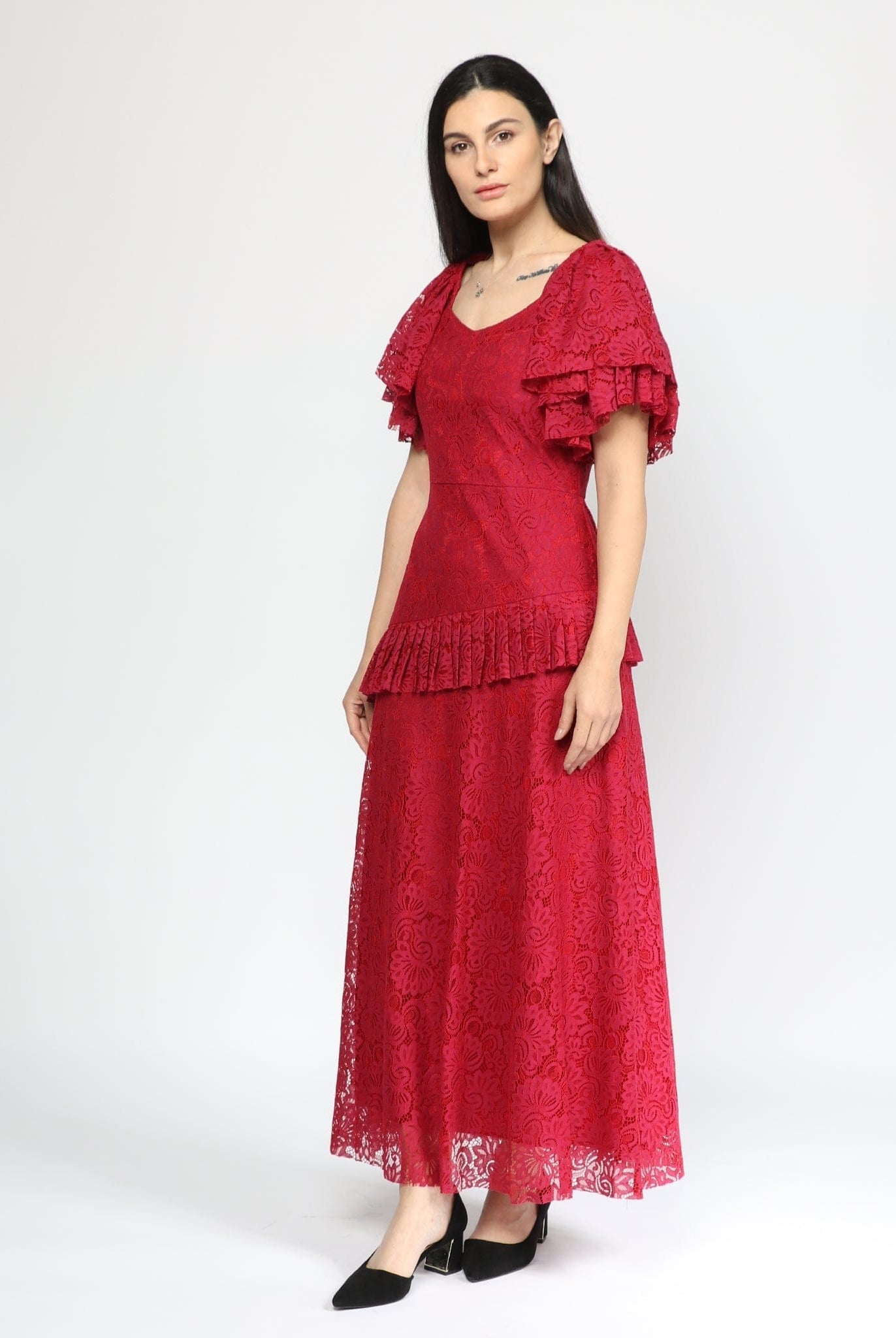 نتشي فستان رسمي طويل بكم فراشة مزين بدانتيل