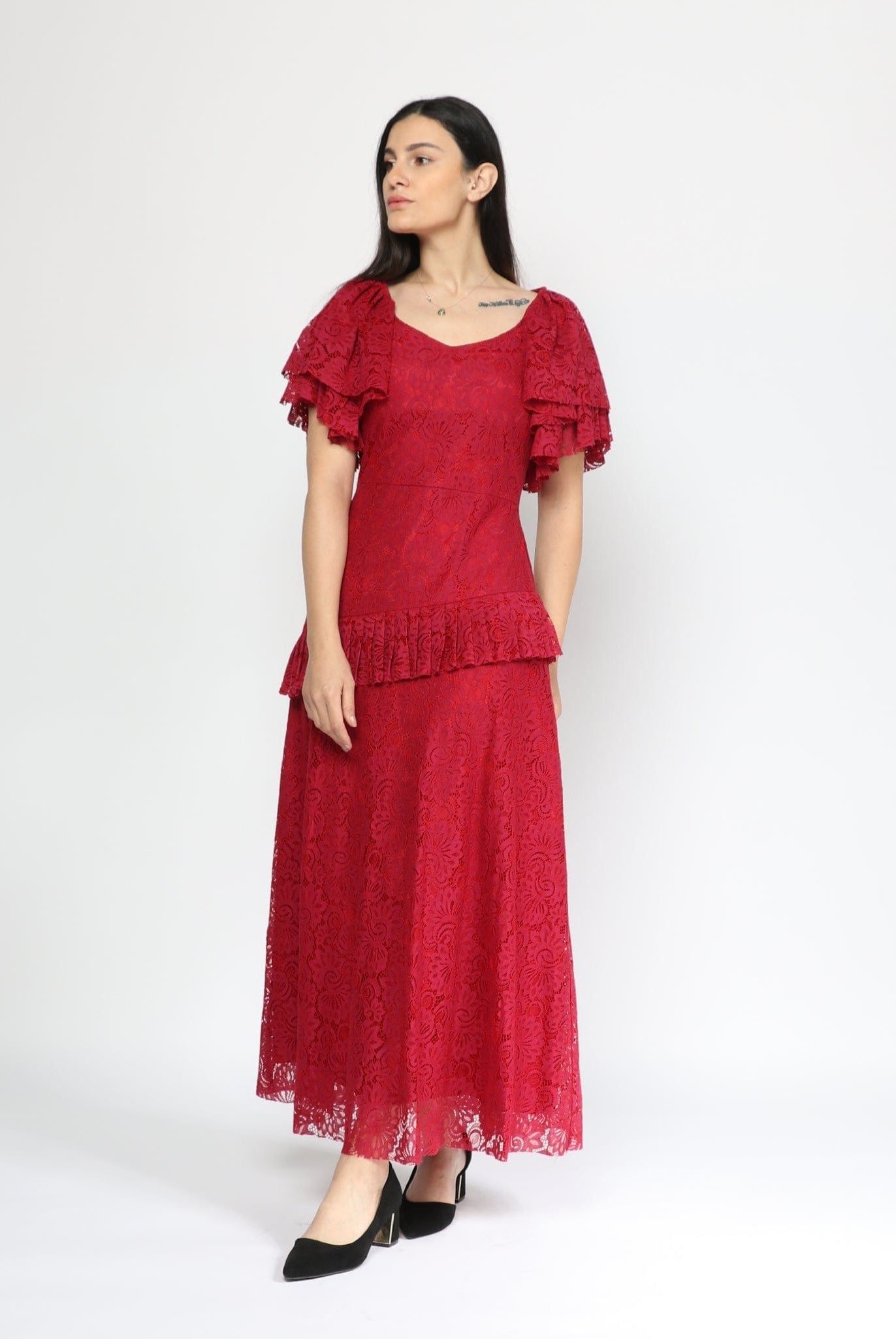 نتشي فستان رسمي طويل بكم فراشة مزين بدانتيل