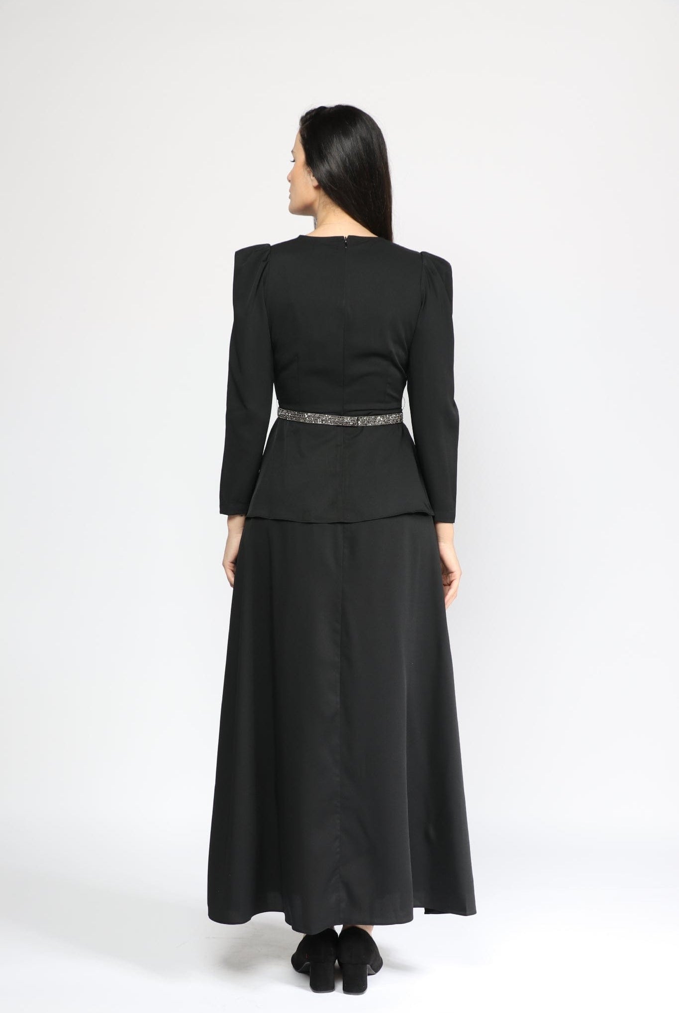 نتشي فستان ماكسي بأكمام طويلة بف مزين بتطريز على الخصر