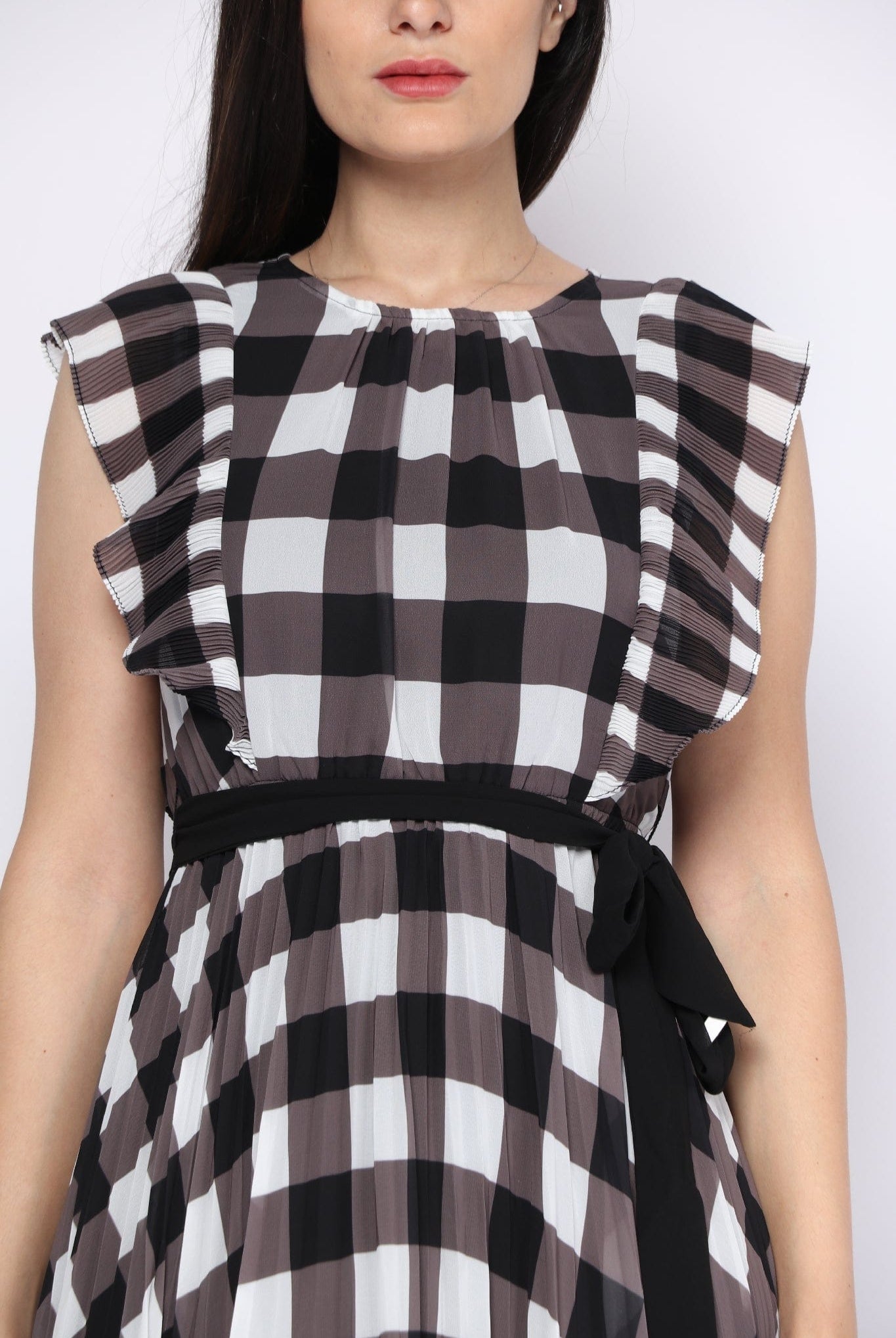 نتشي فستان طويل دانتيل طبقتين مزين برفلز على الكتف بدون كم أسود