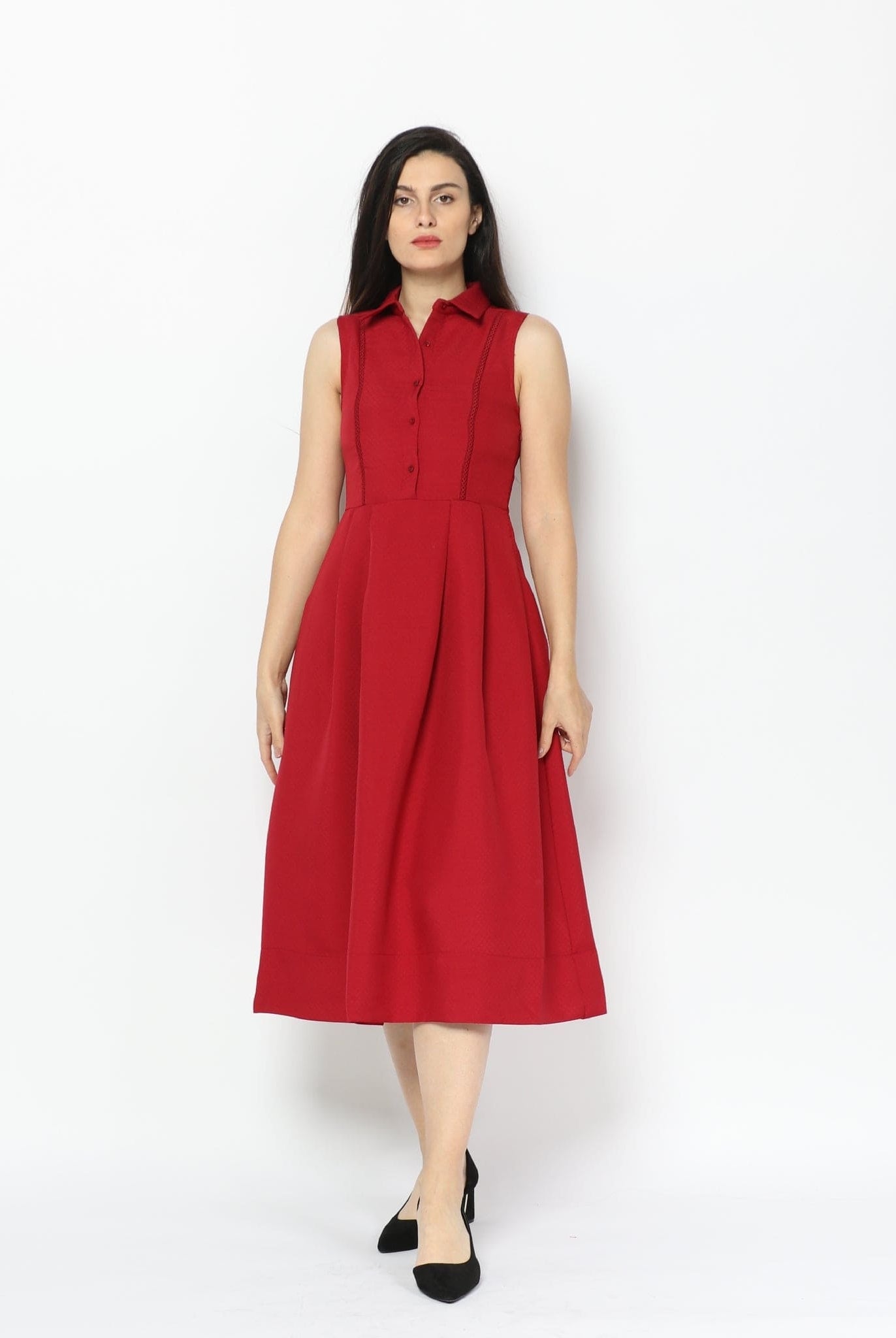 نتشي فستان ميدي بدون أكمام ناعم بحزام مزين بكسرات على الصدر