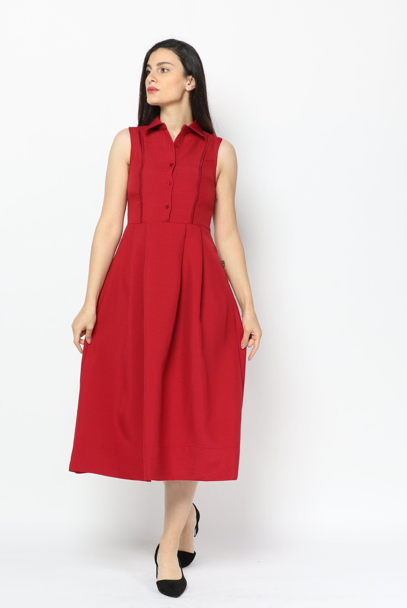 نتشي فستان ميدي بدون أكمام ناعم بحزام مزين بكسرات على الصدر