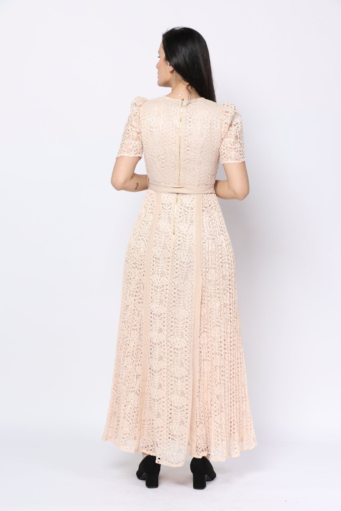 نتشي فستان طويل بأكمام قصيرة مخرم بحزام خصر