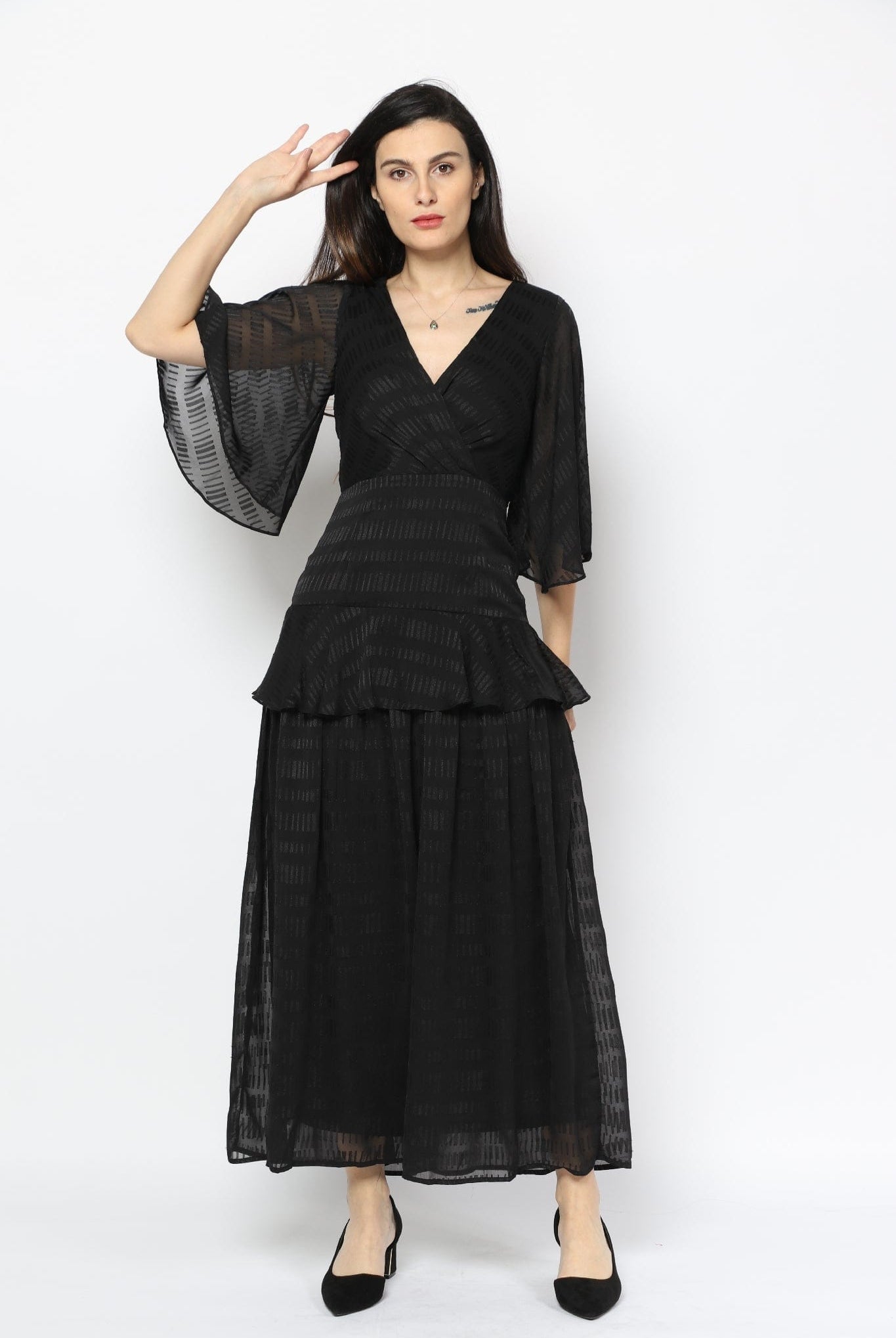 نتشي فستان ماكسي بأكمام باترف وفتحة صدر سبعة