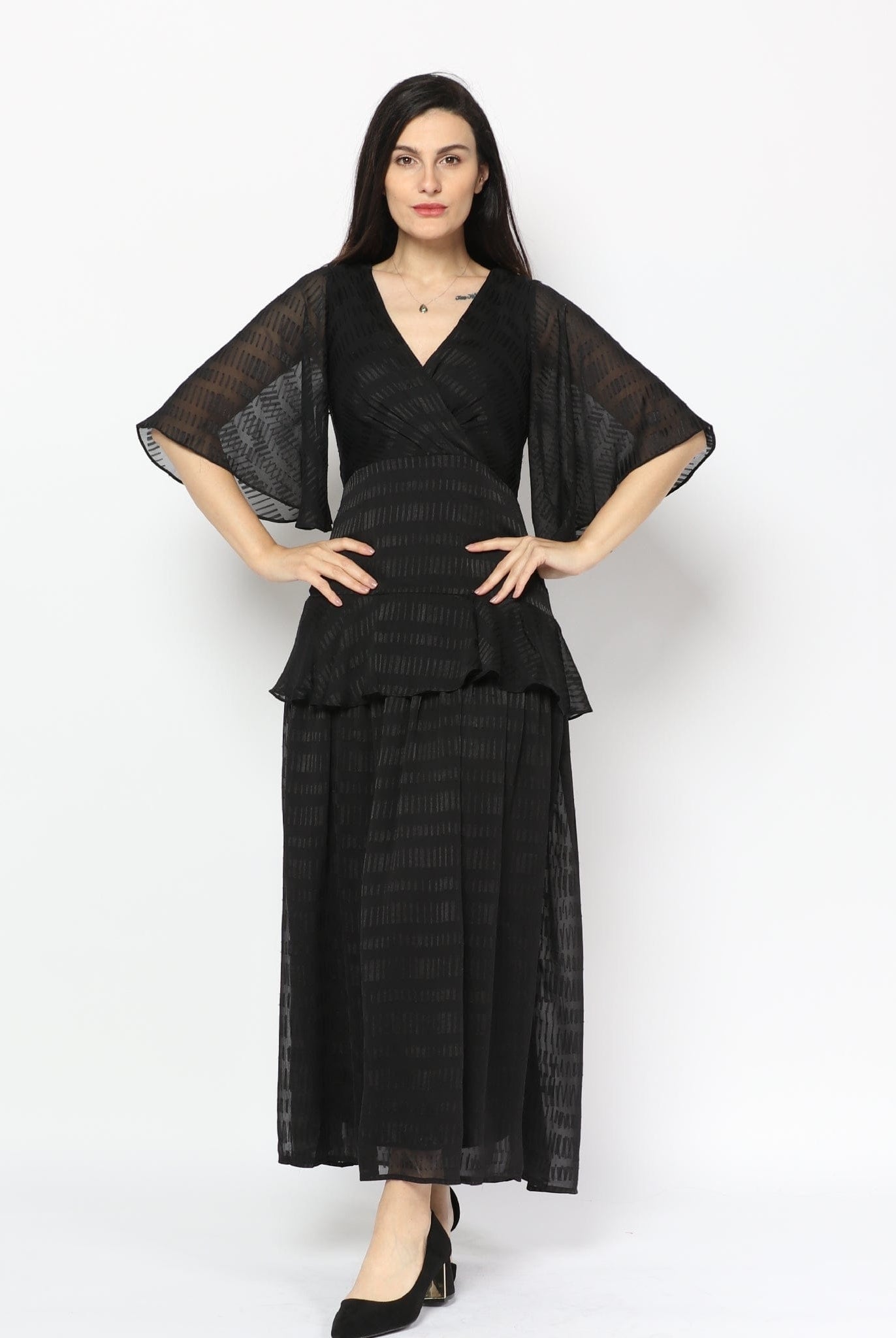 نتشي فستان ماكسي بأكمام باترف وفتحة صدر سبعة