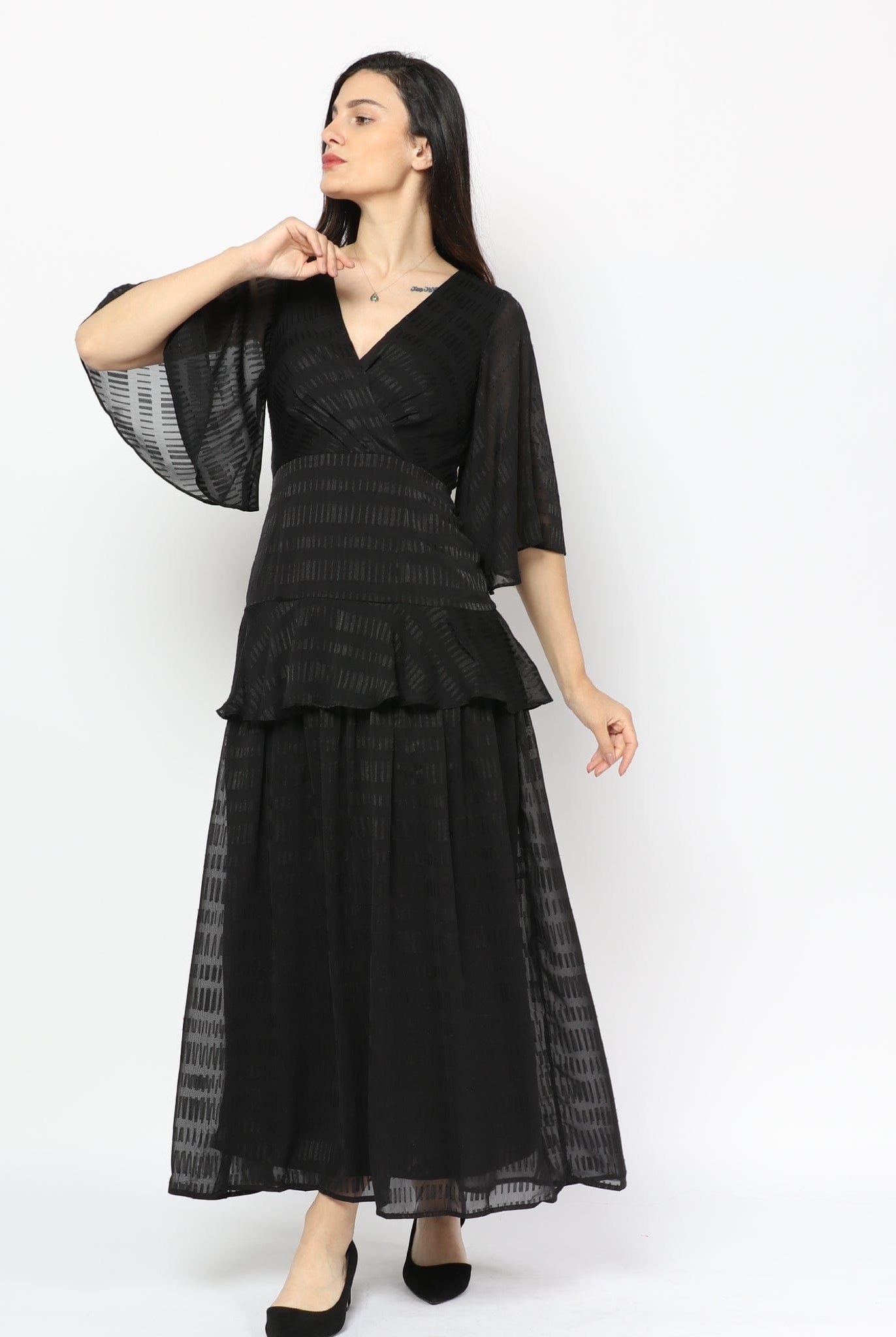 نتشي فستان ماكسي بأكمام باترف وفتحة صدر سبعة