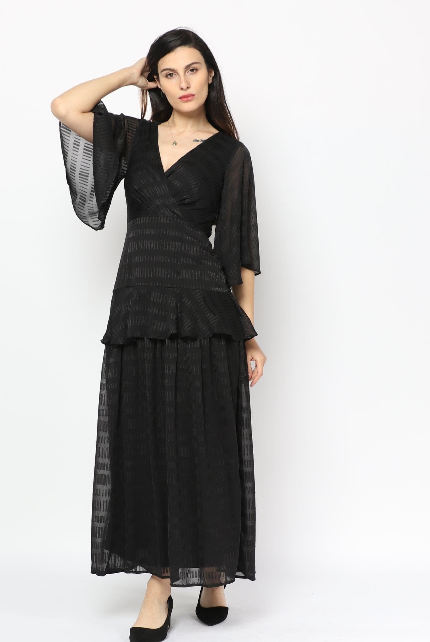 نتشي فستان ماكسي بأكمام باترف وفتحة صدر سبعة