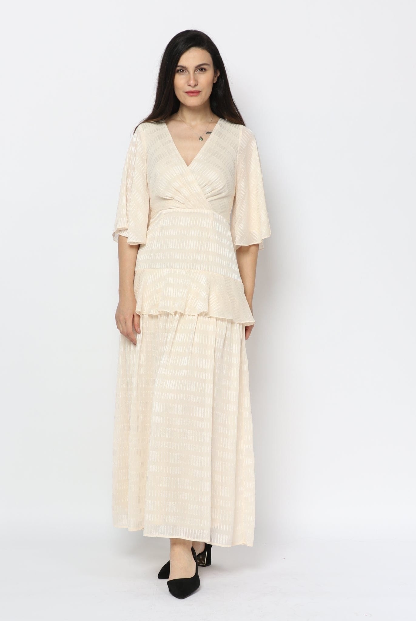 نتشي فستان ماكسي بأكمام باترف وفتحة صدر سبعة