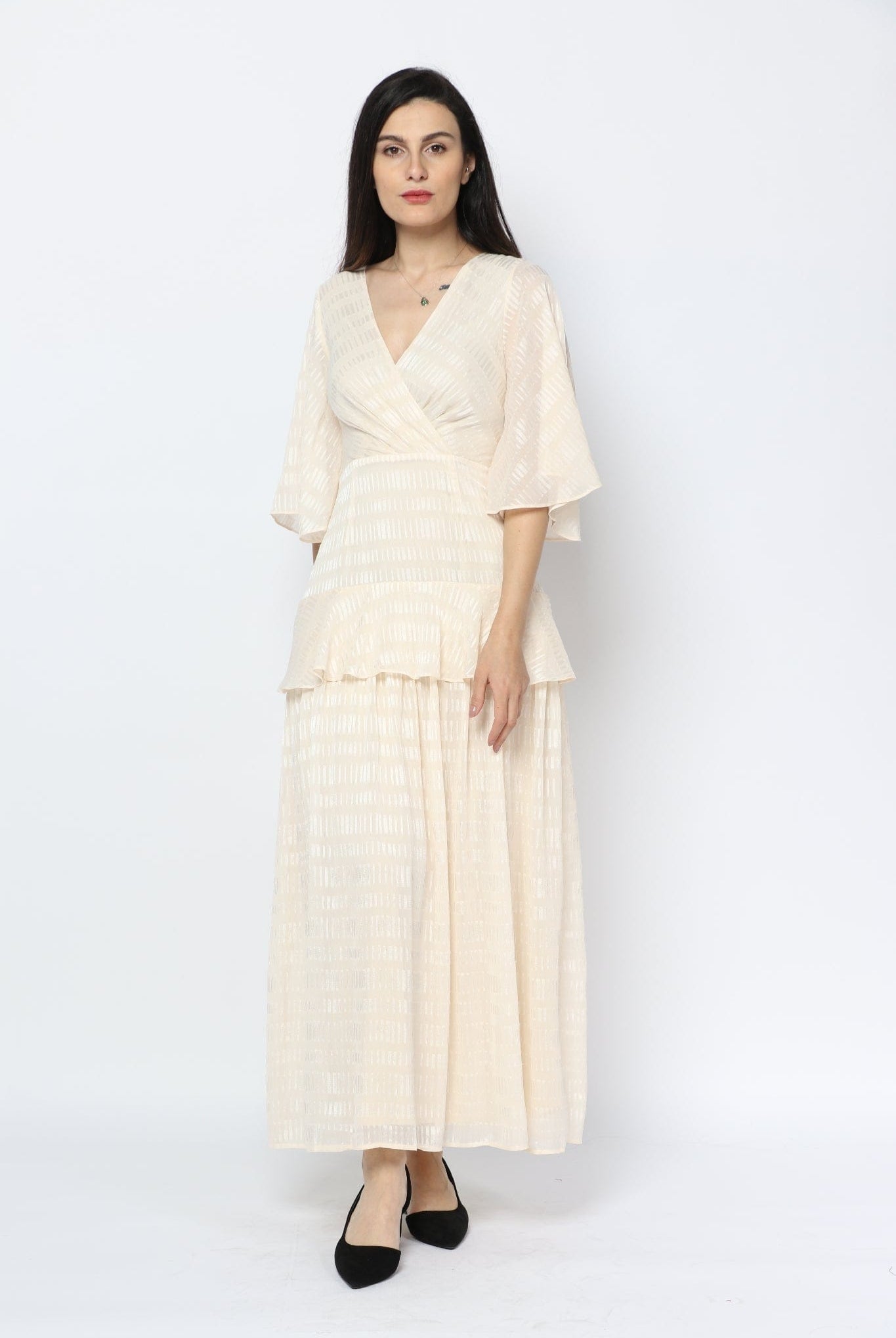 نتشي فستان ماكسي بأكمام باترف وفتحة صدر سبعة