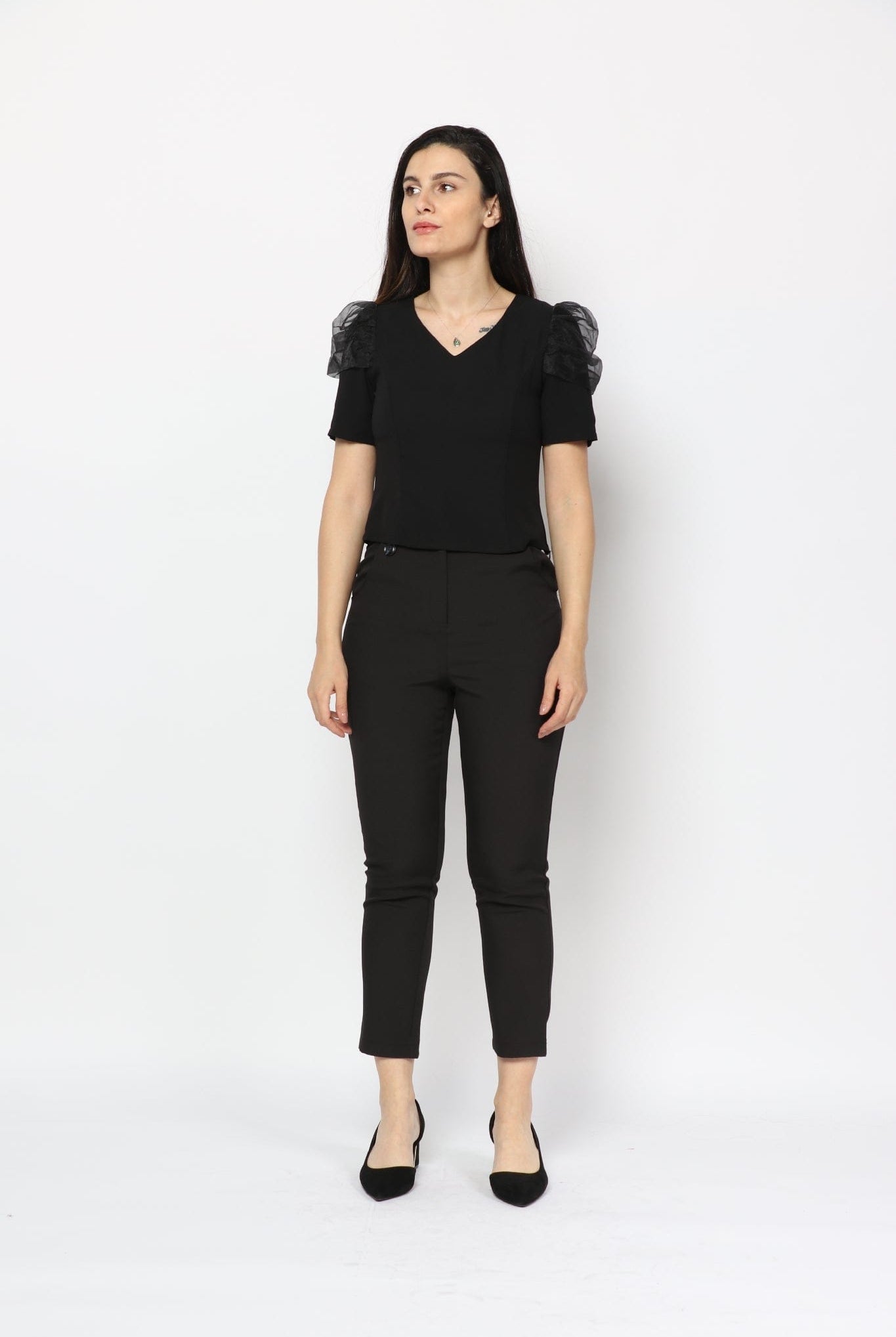 نتشي بلوزة كم قصير مزين بشيفون على الكتف