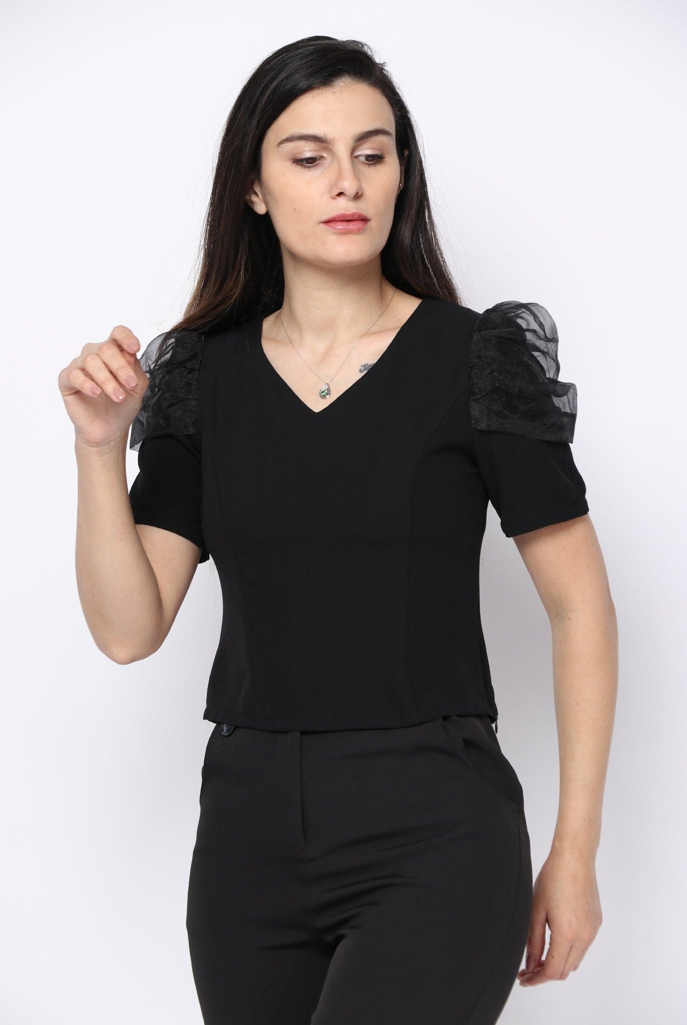 نتشي بلوزة كم قصير مزين بشيفون على الكتف